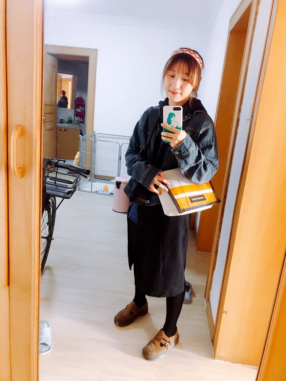 「FREITAGのアイテム（バックパック/リュック、ホワイト系）」を使った、丢丢丢酱さん（レディース・162cm）の秋コーディネートの1枚目の写真