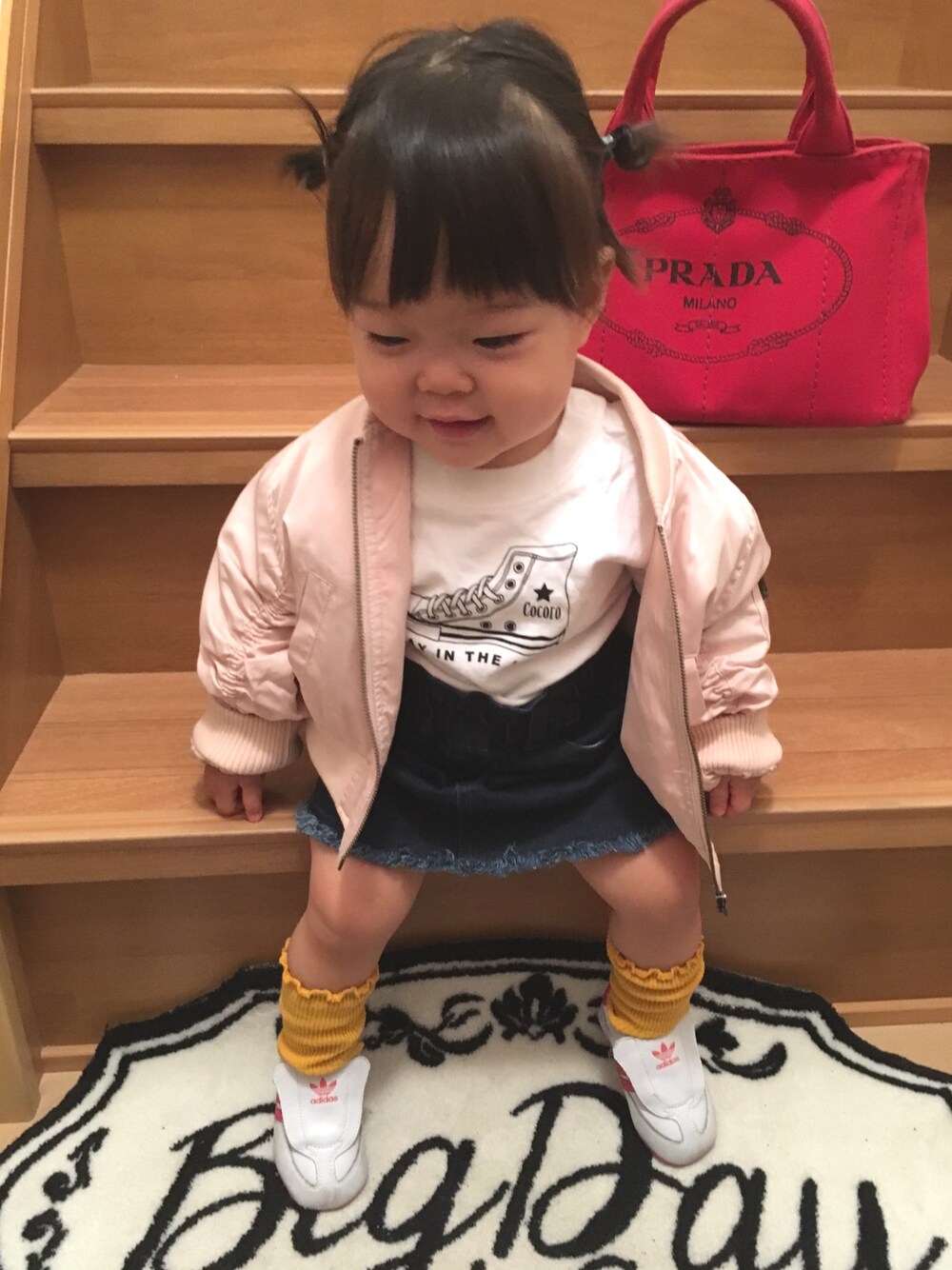 「petit mainの袖ギャザーMA-1ブルゾン（MA-1、ピンク系）」を使った、cocoさん（キッズ・70cm）の春コーディネートの1枚目の写真