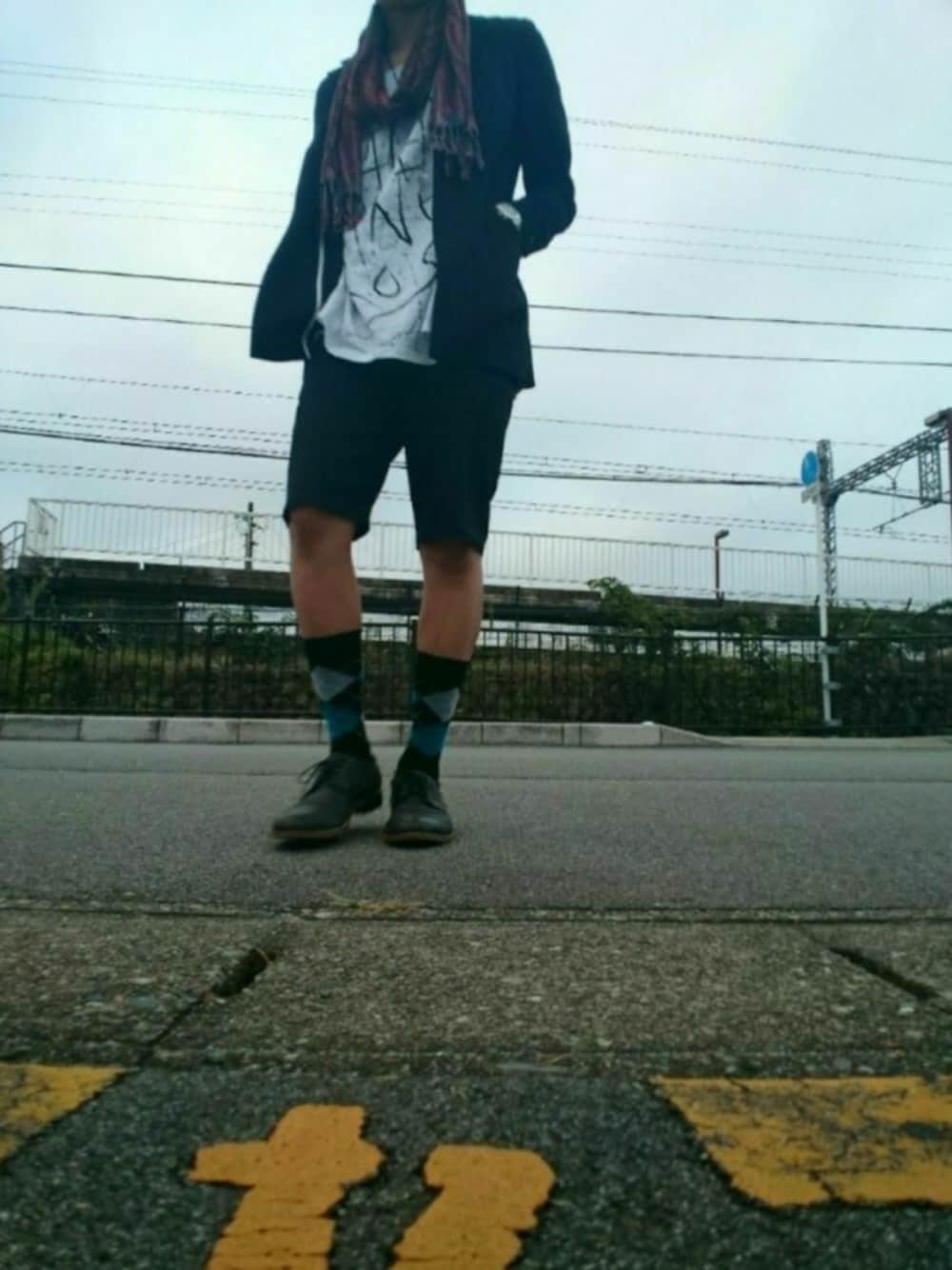 ホワイト系のTシャツ/カットソー、ブラック系のテーラードジャケット、ブラック系のドレスシューズを着用したメンズの秋コーディネートの1枚目の写真