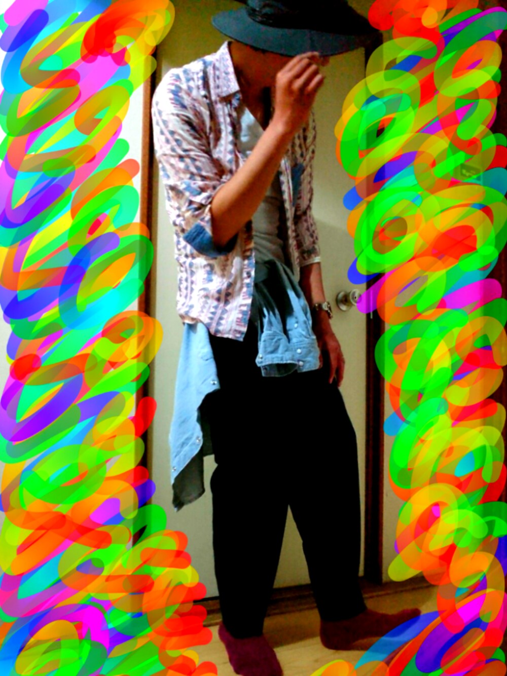 ピンク系のシャツ/ブラウス、ブルー系のシャツ/ブラウス、ブルー系のスラックスを着用したメンズの秋コーディネートの1枚目の写真