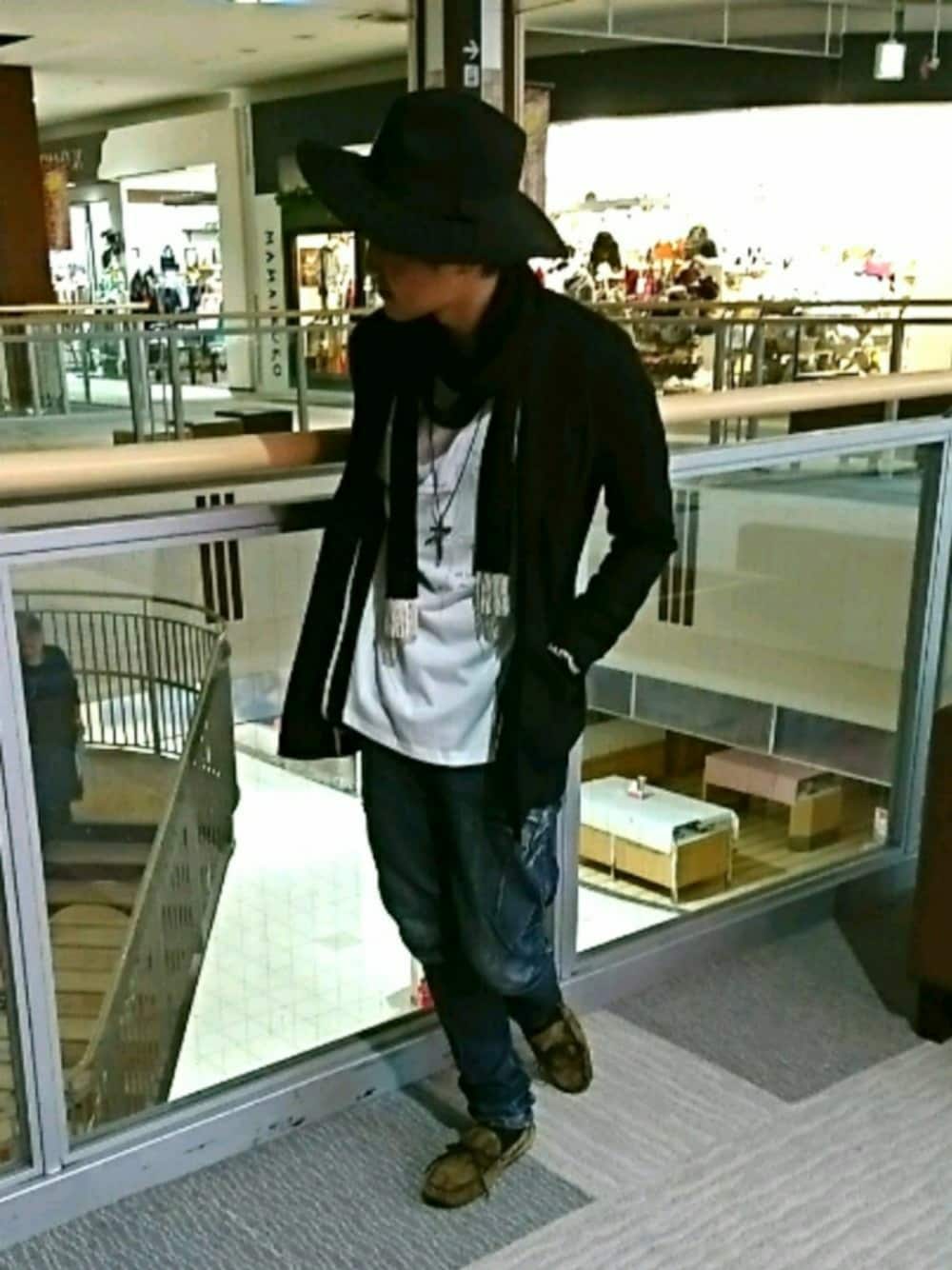 ブラック系のテーラードジャケット、ホワイト系のTシャツ/カットソー、ブルー系のデニムパンツを着用したメンズの秋コーディネートの1枚目の写真