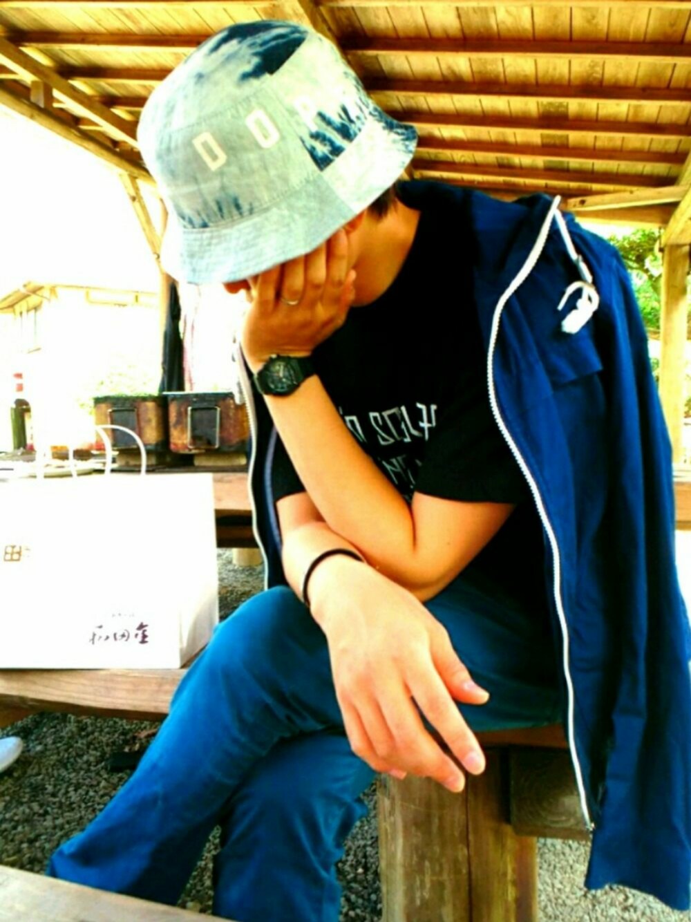 ブラック系のTシャツ/カットソー、ブルー系のマウンテンパーカー、ブルー系のチノパンツを着用したメンズの秋コーディネートの1枚目の写真