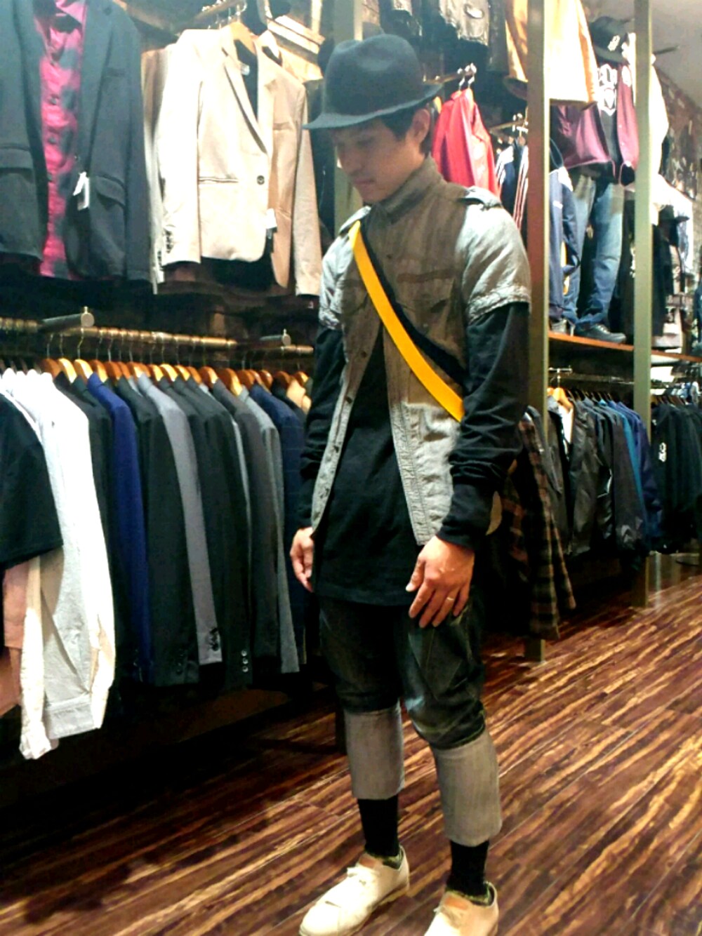 ブラック系のTシャツ/カットソー、グリーン系のシャツ/ブラウス、ブルー系のデニムパンツを着用したメンズの秋コーディネートの1枚目の写真