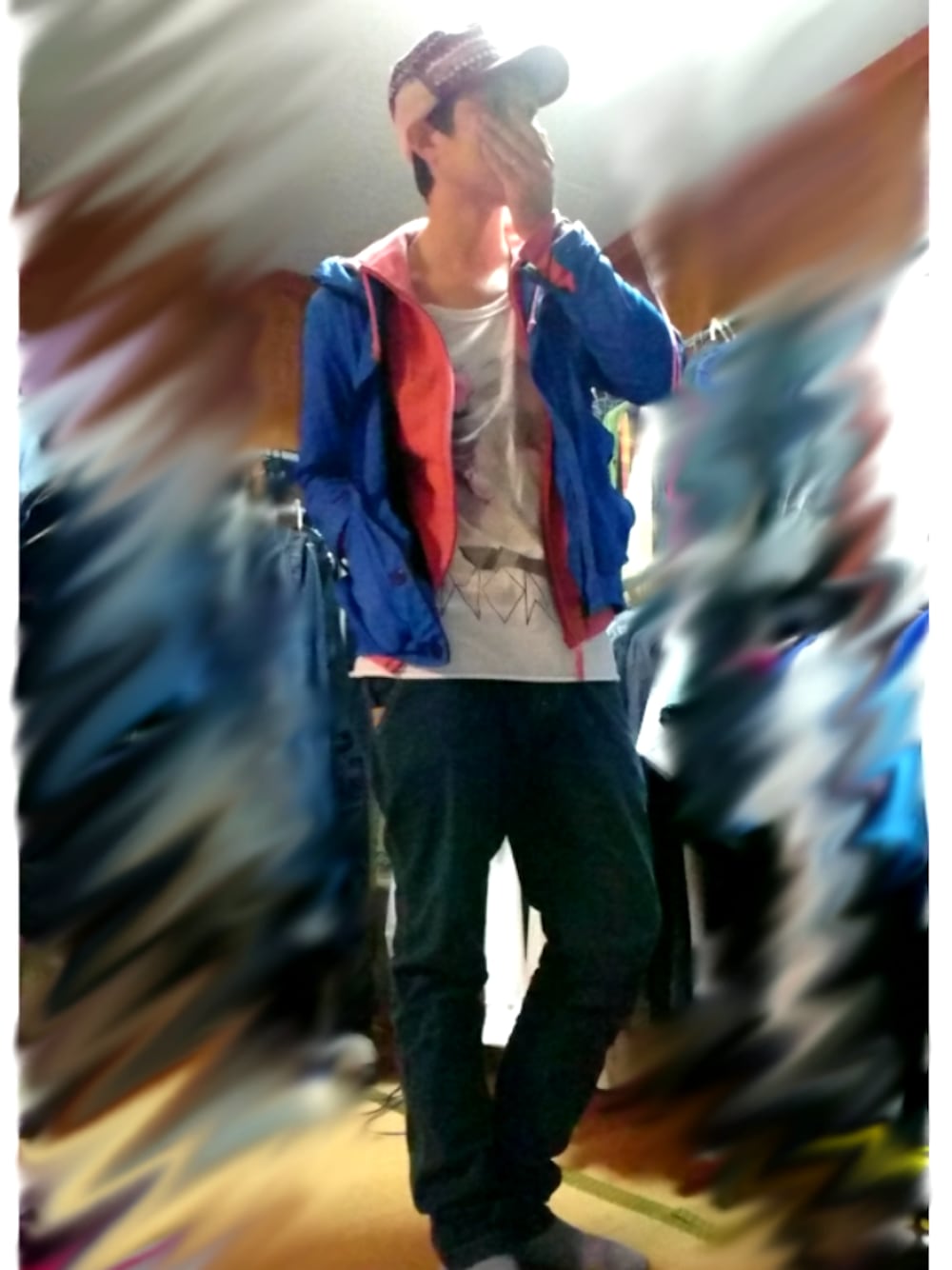 ピンク系のパーカー、ブルー系のキャップを着用したメンズの秋コーディネートの1枚目の写真