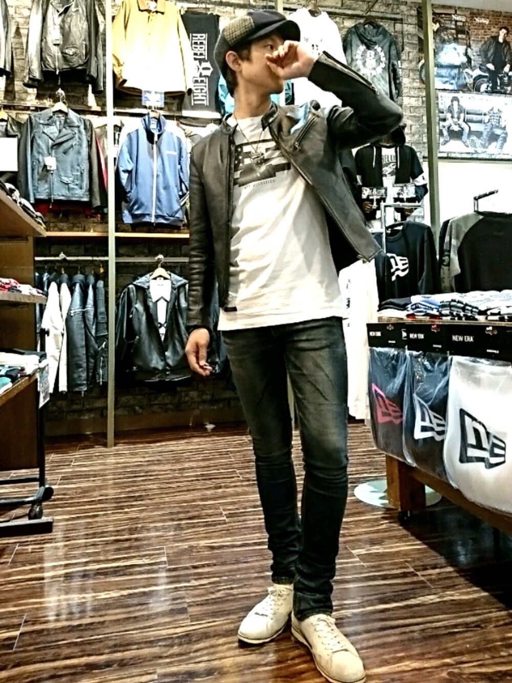 ブルー系のライダースジャケット、ホワイト系のTシャツ/カットソー、ホワイト系のスニーカーを着用したメンズの秋コーディネートの1枚目の写真
