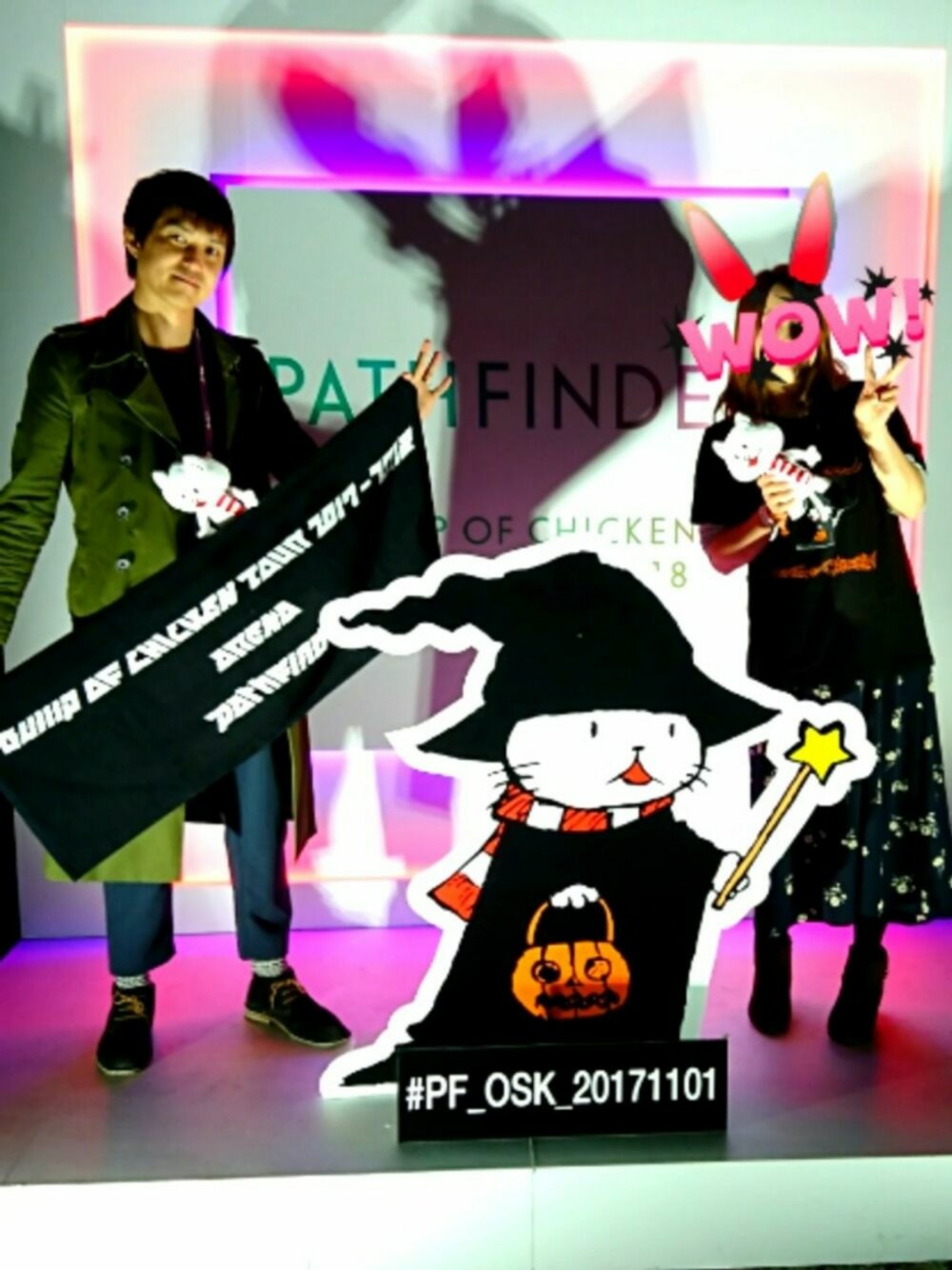 ホワイト系のフィギュア、その他のバングル/リストバンドを着用したメンズの秋コーディネートの1枚目の写真