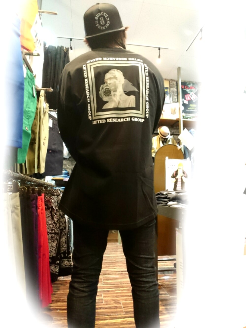 「ビッグシルエット、スキニーデニム、ブラックコーデ、ＢＢキャップ、ロンT、ストリート」｜「REBEL8のアイテム（キャップ、ブラック系）」を使った、kさん（メンズ・175cm）の冬コーディネートの1枚目の写真