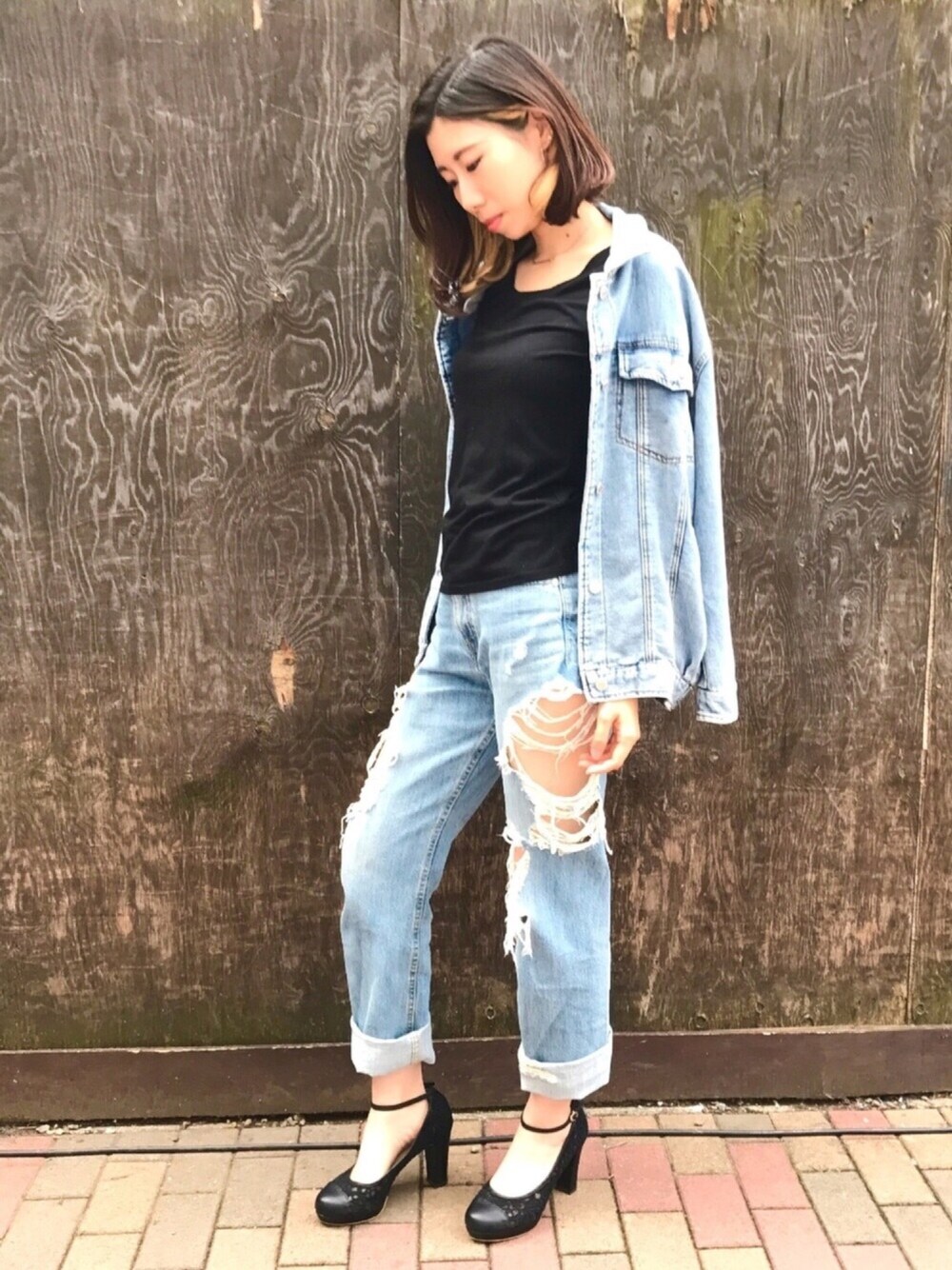 「デニムパンツ、デニムジャケット、クラッシュデニム、EMODA、モード、シェルター(SHEL'TTER)、羽織り、クール、カジュアル、ドラフトエモダ」｜「EMODAのサイドオーバークラッシュデニム（デニムパンツ、ブルー系）」を使った、Fuさん（レディース・169cm）の夏コーディネートの1枚目の写真