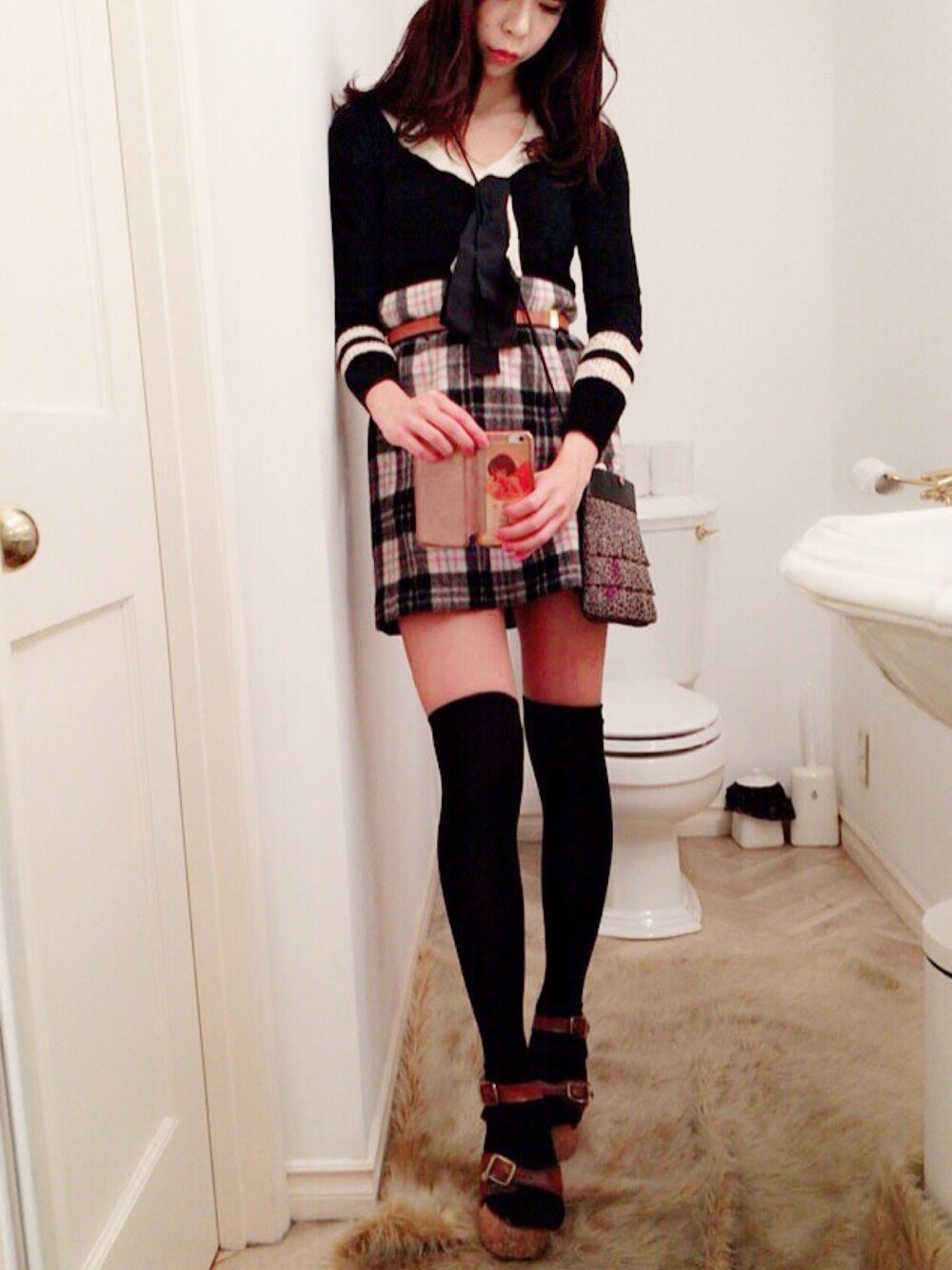 「ニーハイソックス、ブラックコーデ、チェックスカート、冬コーデ、黒、セーター、女の子、レース、タータンチェック、オトナガーリー」｜「CELINEのアイテム（サンダル、ブラウン系）」を使った、日野マイカさん（レディース・164cm）の冬コーディネートの1枚目の写真