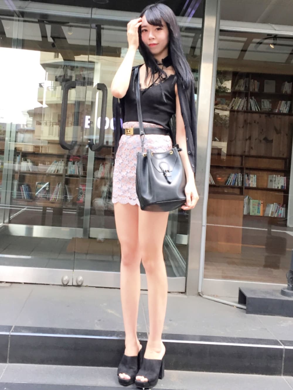 「夏コーデ、オトナ女子、タイトスカート、チョーカー、レース、黒、花柄、vintage、プチプラコーデ、サンダル」｜「courregesのアイテム（ショルダーバッグ、ブラック系）」を使った、日野マイカさん（レディース・164cm）の冬コーディネートの1枚目の写真