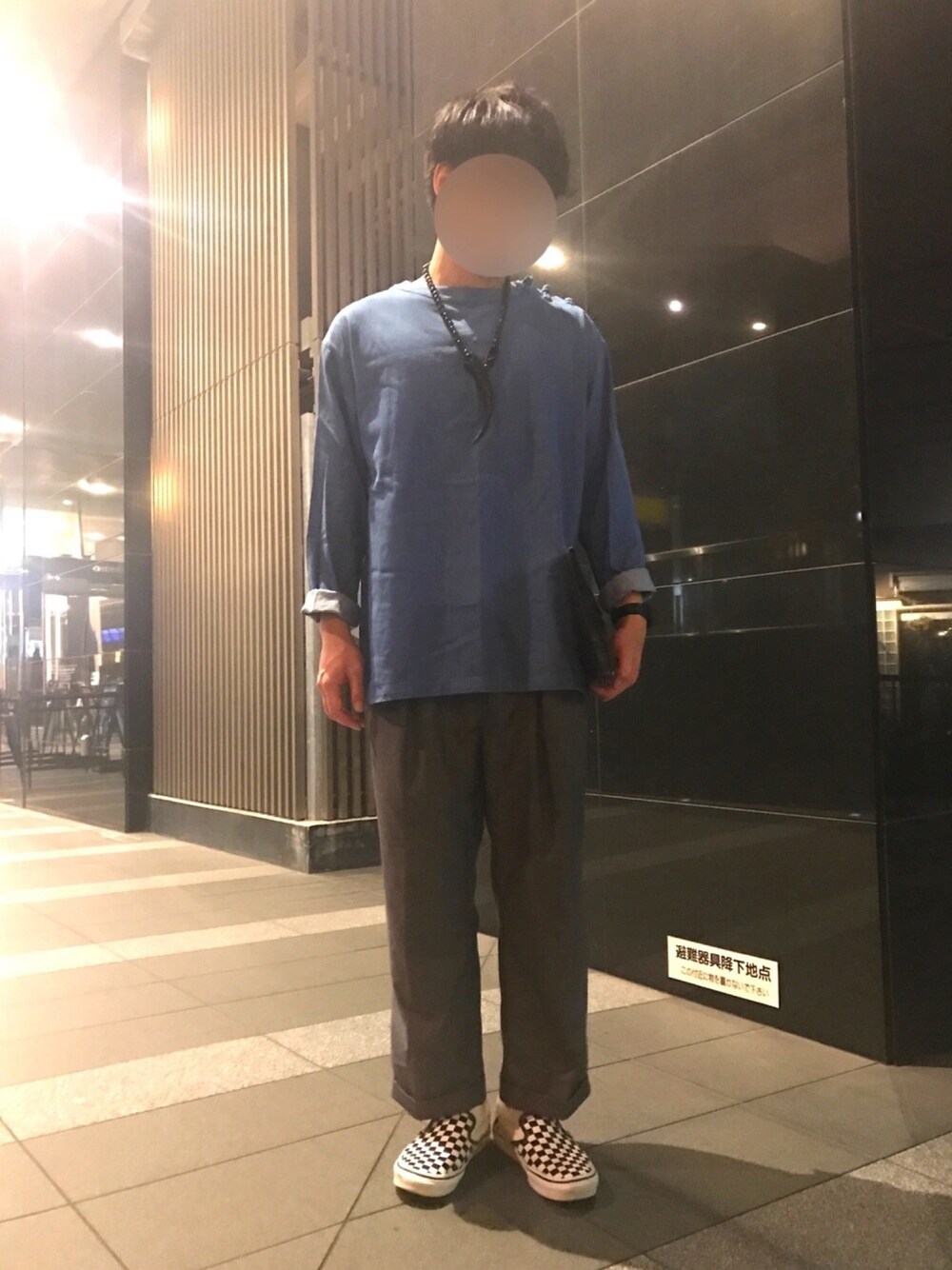 「秋のコーデ、キレイめ、シンプル、スニーカー、バンズ」｜「LEHのアイテム（ネックレス、ブラック系）」を使った、Hさん（メンズ・182cm）の秋コーディネートの1枚目の写真