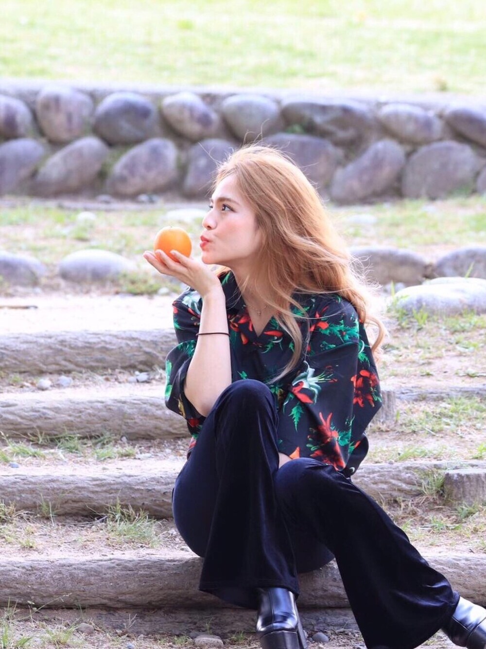 「夏コーデ、パンツスタイル、リラックススタイル、レジエボ、RE730、オレンジ、レザーシューズ、ラフ、シンプルコーデ、モノトーンコーデ」｜「RE730の【RE730】ボタニカル柄オープンカラーシャツ 総柄開襟シャツ（シャツ/ブラウス、ブラック系）」を使った、ちゃんはる♡さん（レディース・164cm）の夏コーディネートの1枚目の写真