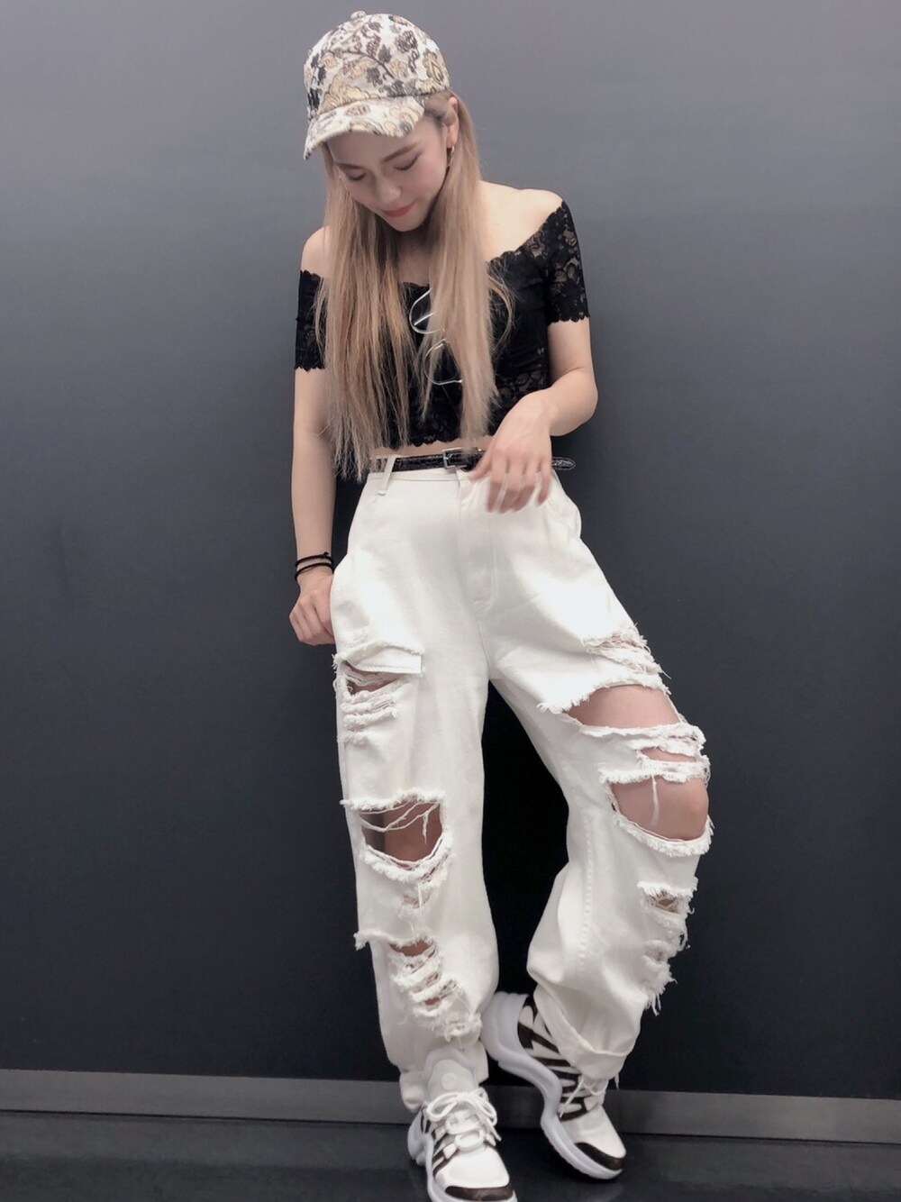 「夏コーデ、きれいめカジュアル、シンプルコーデ、スニーカー、アークライト、クラッシュデニム、エブリス、ポニーストーン、デニム、パンツスタイル」｜「EVRISのクロップドタイトレースオフショルトップス（シャツ/ブラウス、ブラック系）」を使った、ちゃんはる♡さん（レディース・164cm）の夏コーディネートの1枚目の写真