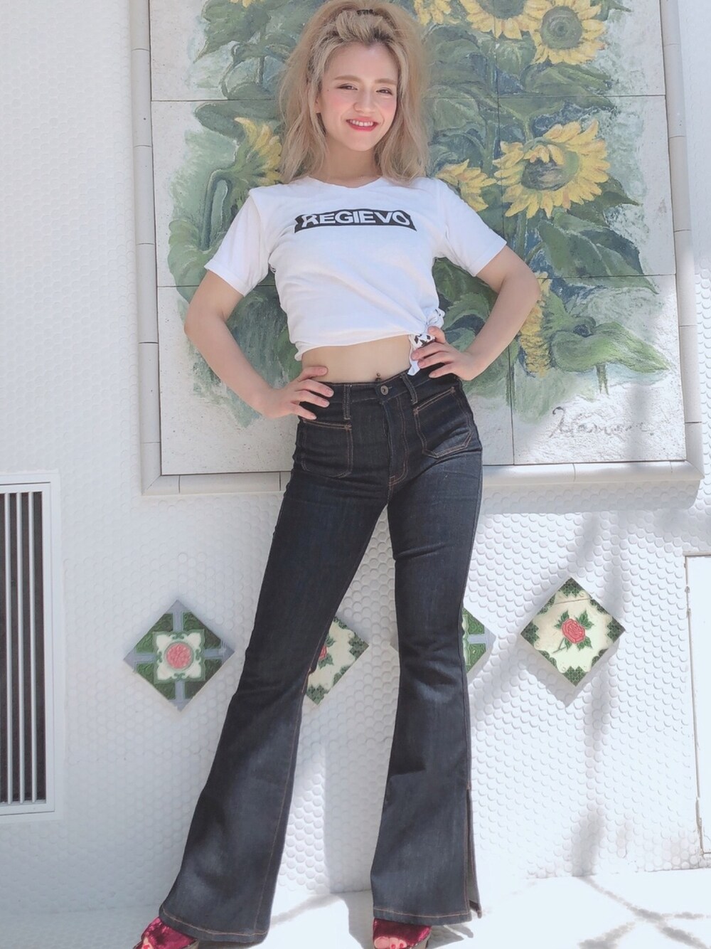 「夏コーデ、Tシャツ、レジエボ、デニム、厚底サンダル、goa、白Tシャツ、おしゃれさんと繋がりたい、summer」｜「REGIEVOのアイテム（Tシャツ/カットソー、ブラック系）」を使った、ちゃんはる♡さん（レディース・164cm）の夏コーディネートの1枚目の写真