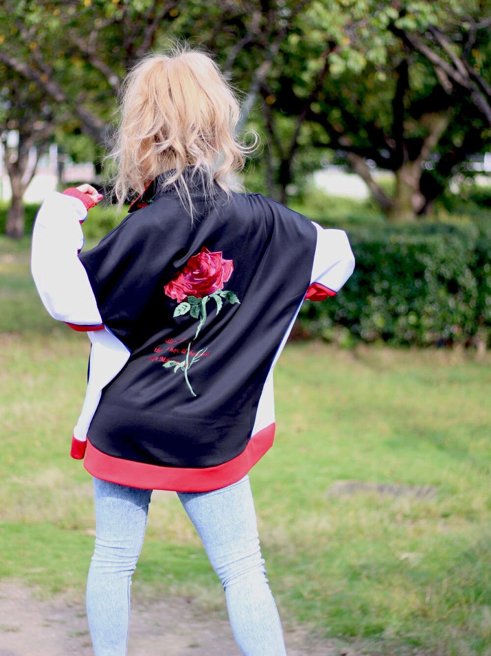「ストリート、薔薇刺繍、カジュアル、ジャケット、ストリートMIX、メンズライク、ビッグシルエット、オーバーサイズ、レジエボガール、レジエボ」｜「RE730の【RE730】ビッグシルエット薔薇刺繍（バラシシュウ）トラックジャケット（ナイロンジャケット、レッド系）」を使った、ちゃんはる♡さん（レディース・164cm）の秋コーディネートの1枚目の写真