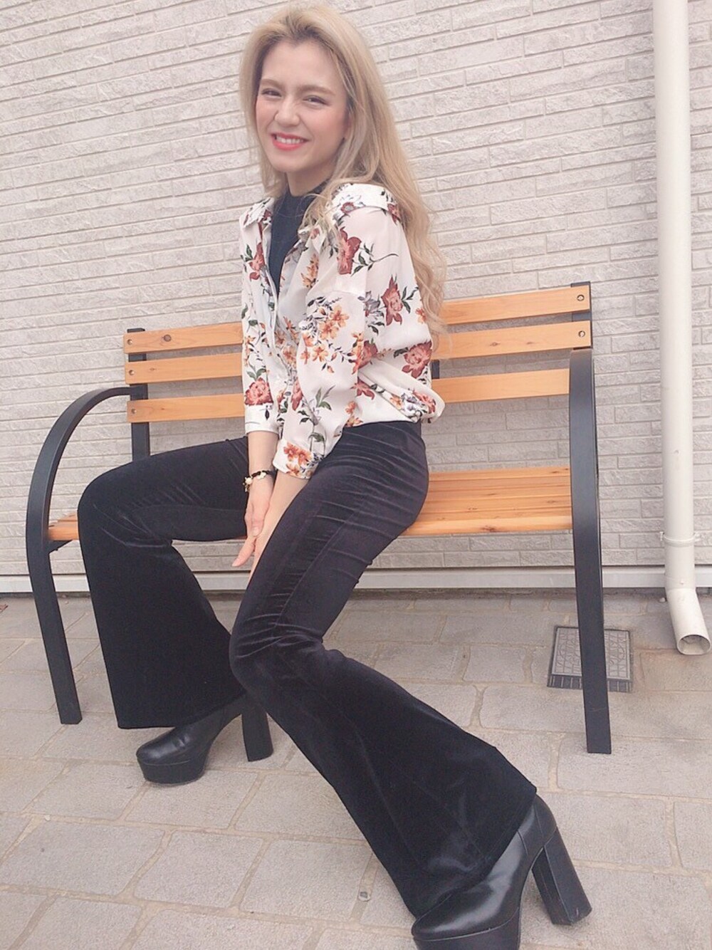 「EVRIS 、秋コーデ、大人カジュアル、秋冬コーデ、おしゃれさんと繋がりたい、今日のコーデ、キレイめ、ベロアパンツ、大人コーデ、ベロア」｜「EVRISのベロアフレアパンツ（その他パンツ、ブラック系）」を使った、ちゃんはる♡さん（レディース・164cm）の秋コーディネートの1枚目の写真