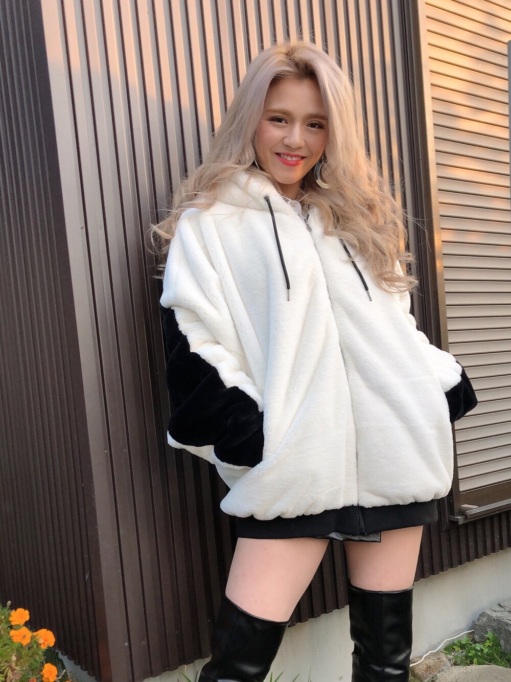 「レジエボ、REGIEVO、休日スタイル、おしゃれさんと繋がりたい、オトナカジュアル、秋、冬コーデ、モコモコアウター、モフモフ、アウター」｜「RE730の【RE730】スーパービッグファーパーカーブルゾン　ビッグシルエット　モフモフシリーズ（ブルゾン、ホワイト系）」を使った、ちゃんはる♡さん（レディース・164cm）の秋コーディネートの1枚目の写真