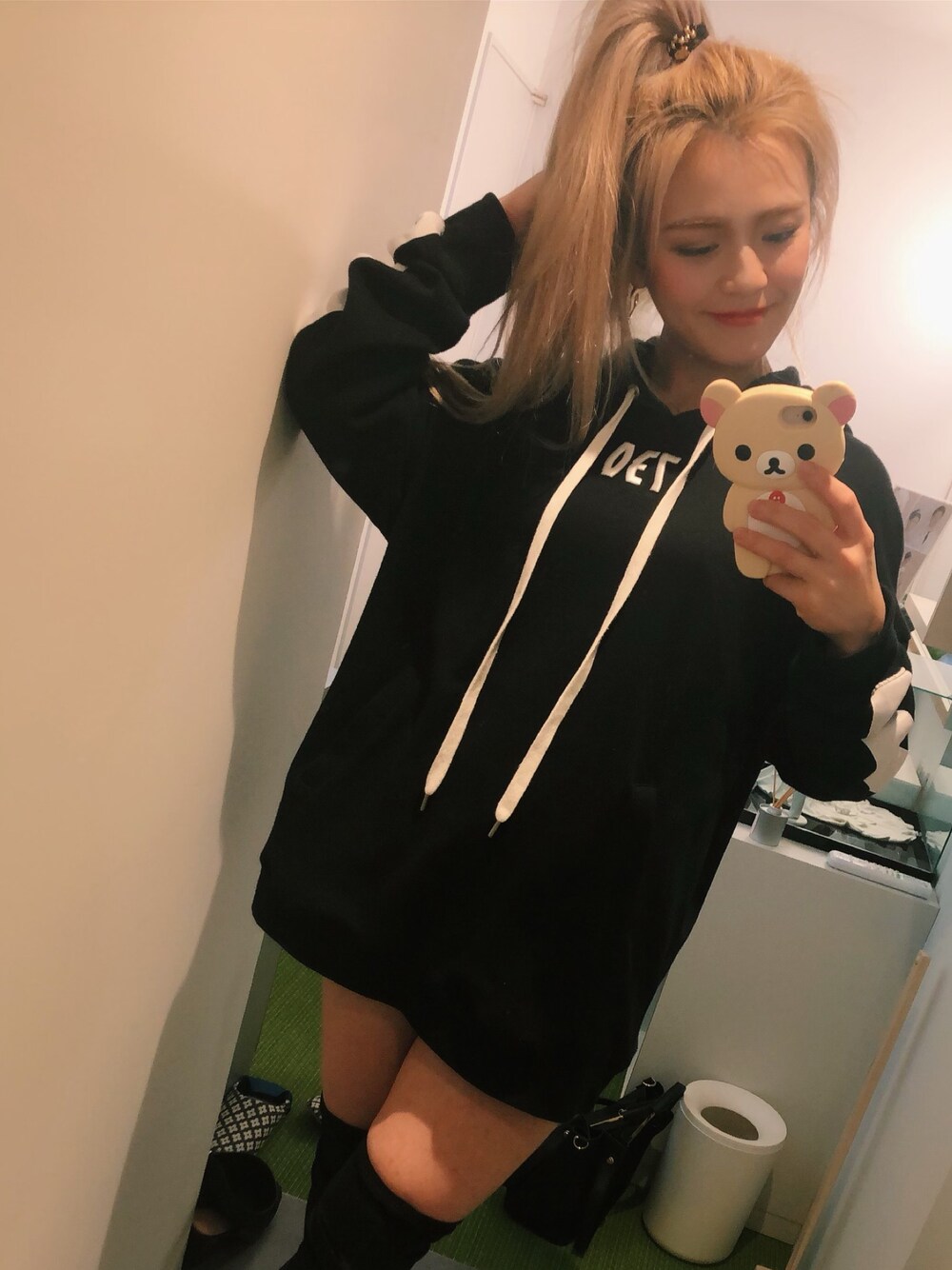 「冬コーデ、ゆるコーデ、プチプラ、オーバーサイズ、おしゃれさんと繋がりたい、RE730、高身長女子、パーカー、レジエボ」｜「RE730の【RE730】テープ×刺繍 ビックシルエットプルオーバーパーカー（パーカー、ブラック系）」を使った、ちゃんはる♡さん（レディース・164cm）の冬コーディネートの1枚目の写真