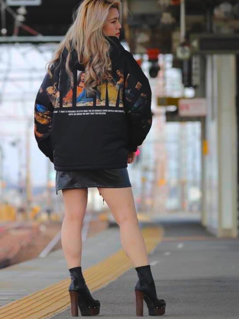 「カジュアル、スカート、ビッグシルエット、オーバーサイズ、レジエボ、レジエボガール、RE730、冬、黒、メンズライク」｜「RE730の【RE730】アート柄文字 中綿ビッグシルエット長袖フードブルゾン（ダウンジャケット/コート、ブラック系）」を使った、ちゃんはる♡さん（レディース・164cm）の冬コーディネートの1枚目の写真