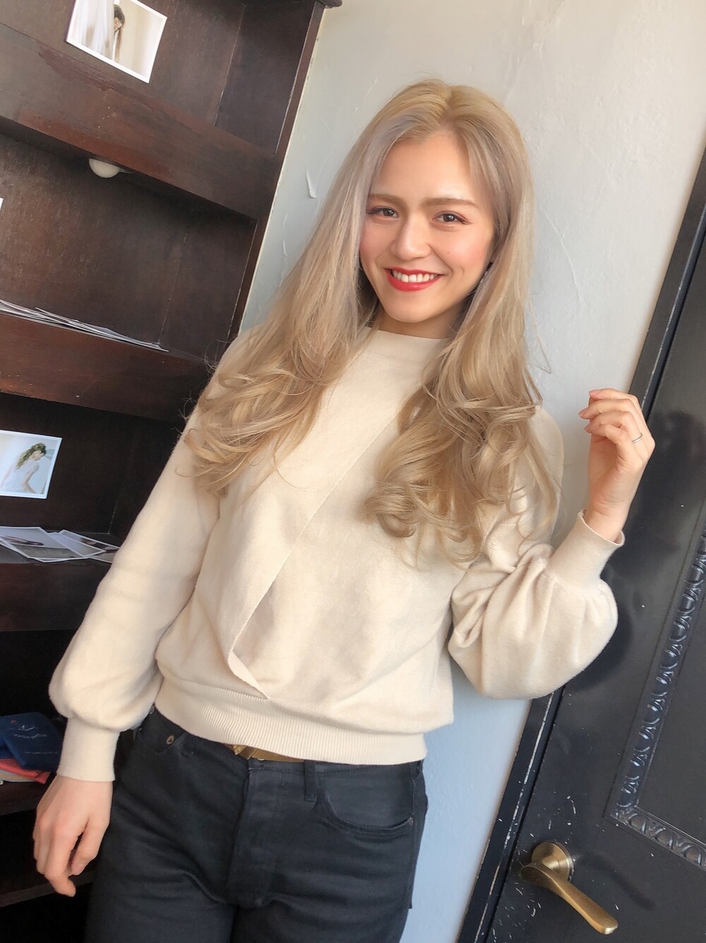 「大人カジュアル、ゆるコーデ、カジュアル、ベージュ、春コーデ、ベージュコーデ、デニム、春、ラフ」｜「REDYAZELのデコルテ開きレイヤードプルオーバー（ニット/セーター、ベージュ系）」を使った、ちゃんはる♡さん（レディース・164cm）の春コーディネートの1枚目の写真