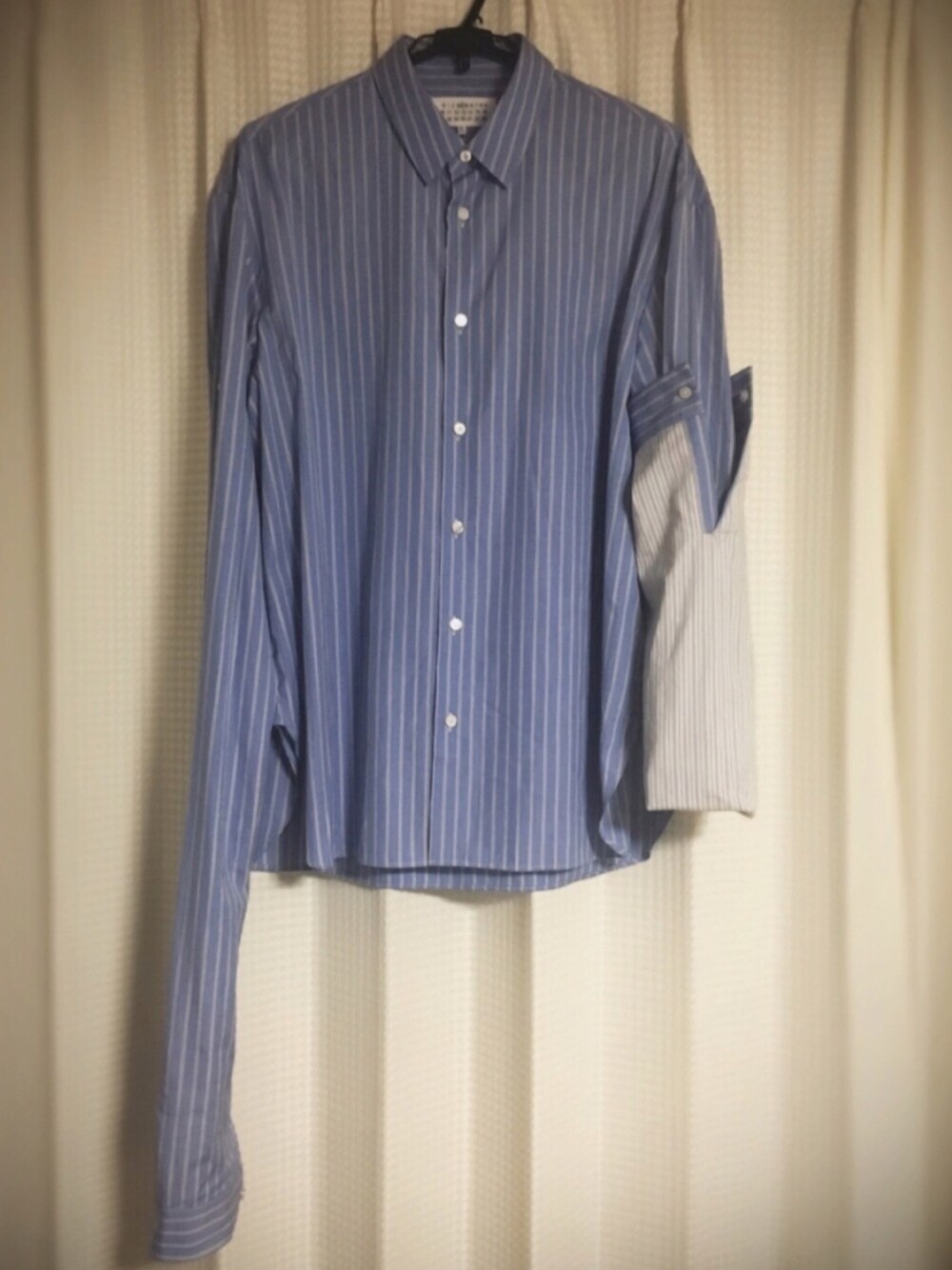 「ストライプシャツ、マルジェラ」｜「Maison Margielaのアイテム（シャツ/ブラウス、ブルー系）」を使った、ｙｕｋｉ．さん（メンズ・172cm）の秋コーディネートの1枚目の写真