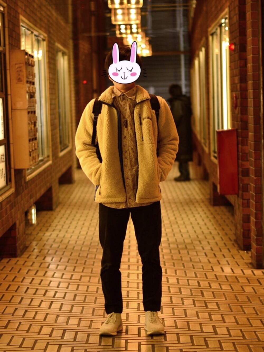 ベージュ系のブルゾン、ベージュ系のシャツ/ブラウス、ブルー系のTシャツ/カットソーを着用したメンズの冬コーディネートの1枚目の写真