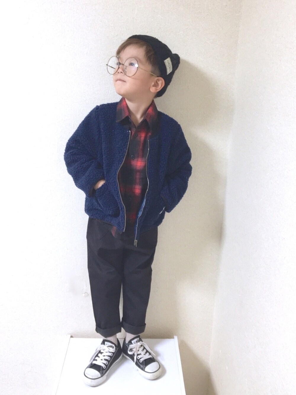 「アイラブCONVERSE、福袋、ブルーアズール、チェックシャツ、ボアジャケット、男の子コーデ、ニット帽、冬コーデ、おしゃれさんと繋がりたい」｜「CONVERSEのCONVERSE(コンバース) チャイルドオールスター N Z OX（スニーカー、ブラック系）」を使った、TATAさん（キッズ・100cm）の冬コーディネートの1枚目の写真