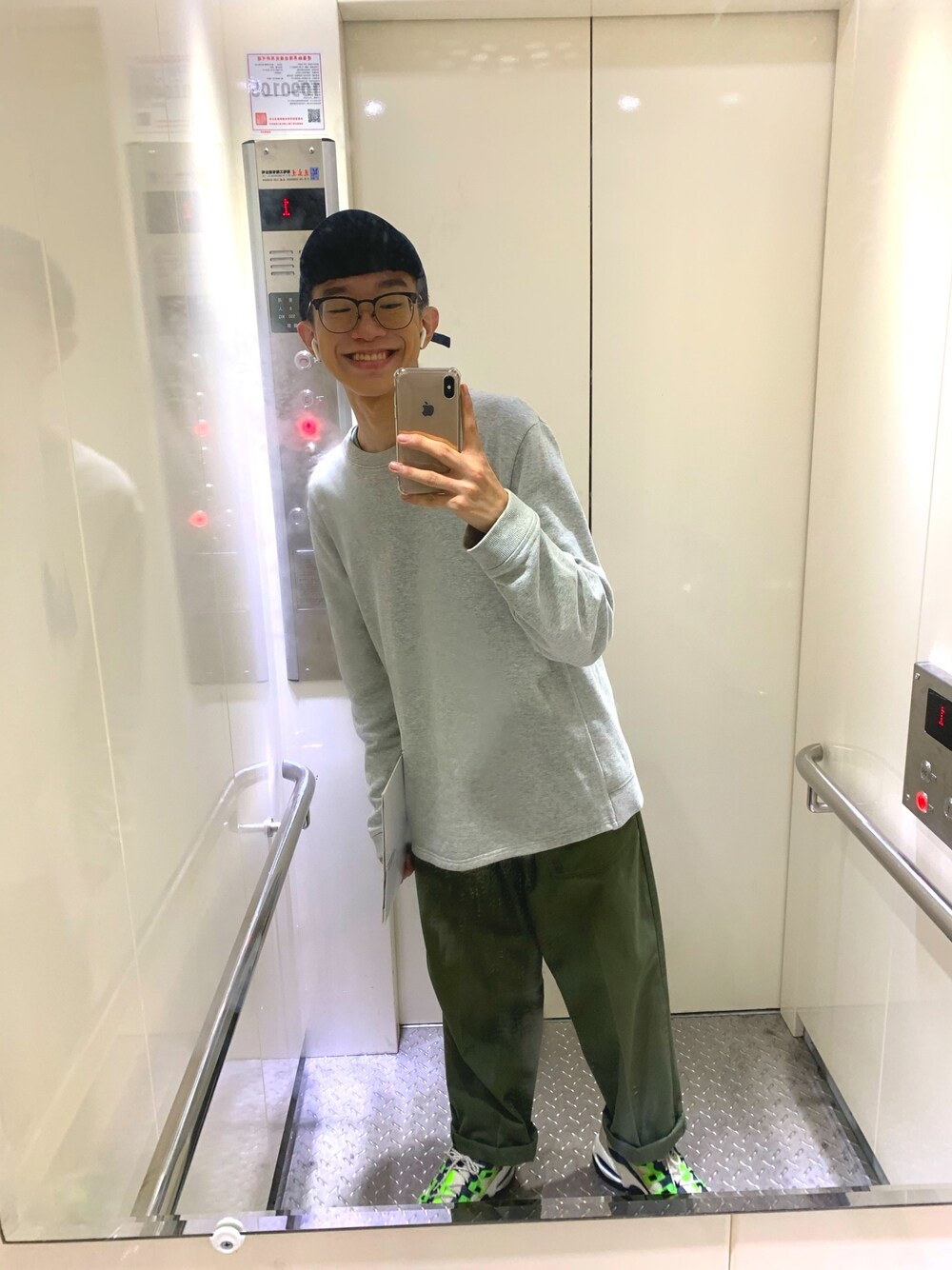 「H&Mのアイテム（カーディガン/ボレロ、グレー系）」を使った、Xiang Yu  Zengさん（メンズ・170cm）の春コーディネートの1枚目の写真