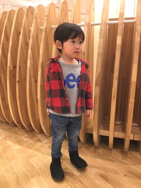 「GAP（ギャップ）のアイテム（シャツ/ブラウス、レッド系）」を使った、RICK&SARAHさん（キッズ・110cm）の春コーディネート