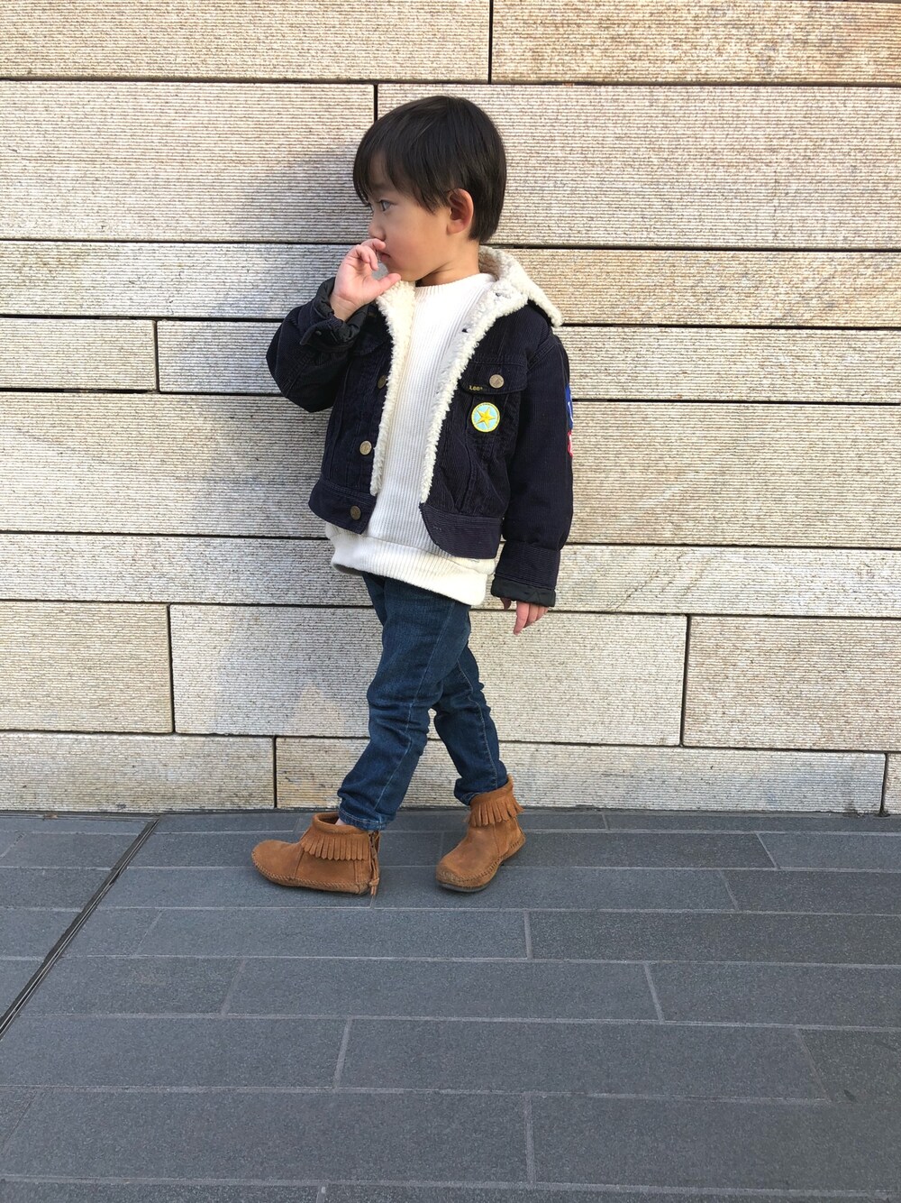 「キッズファッション、4歳、おとこのこ、シンプル、キッズコーデ、男の子、男の子コーデ、休日スタイル」｜「LeeのLee/リー ボアストームライダー（その他アウター、ブルー系）」を使った、RICK&SARAHさん（キッズ・100cm）の冬コーディネートの1枚目の写真