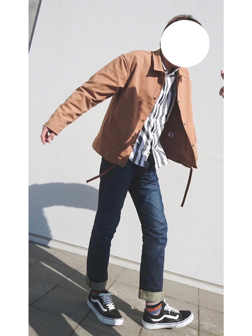 ベージュ系のブルゾン、グレー系のシャツ/ブラウス、ブルー系のデニムパンツを着用したメンズの春コーディネートの1枚目の写真