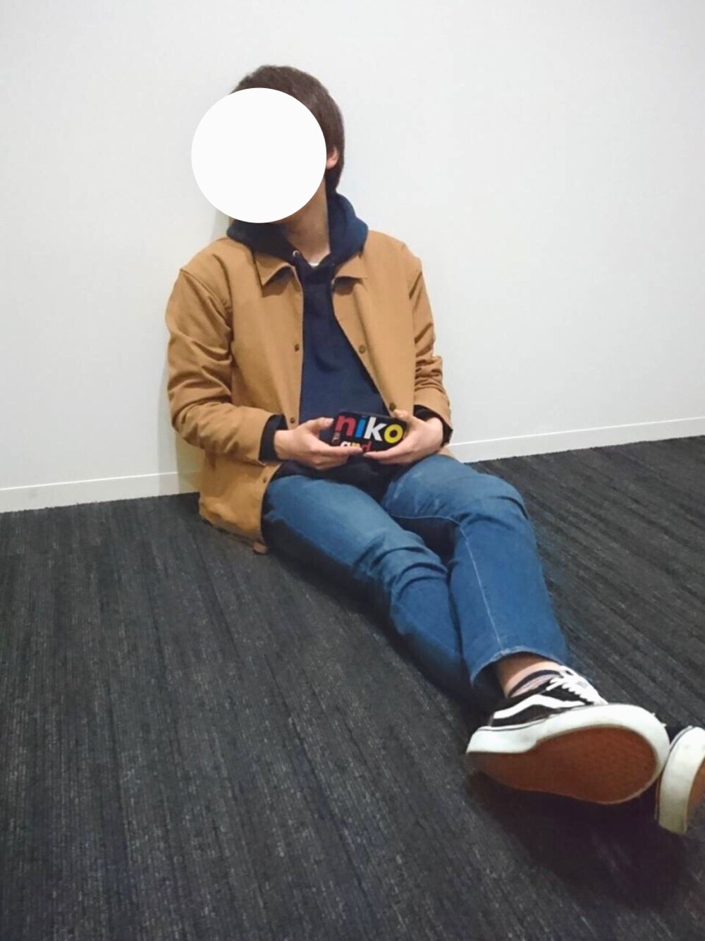 ブルー系のパーカー、ベージュ系のブルゾン、ブルー系のデニムパンツを着用したメンズの春コーディネートの1枚目の写真