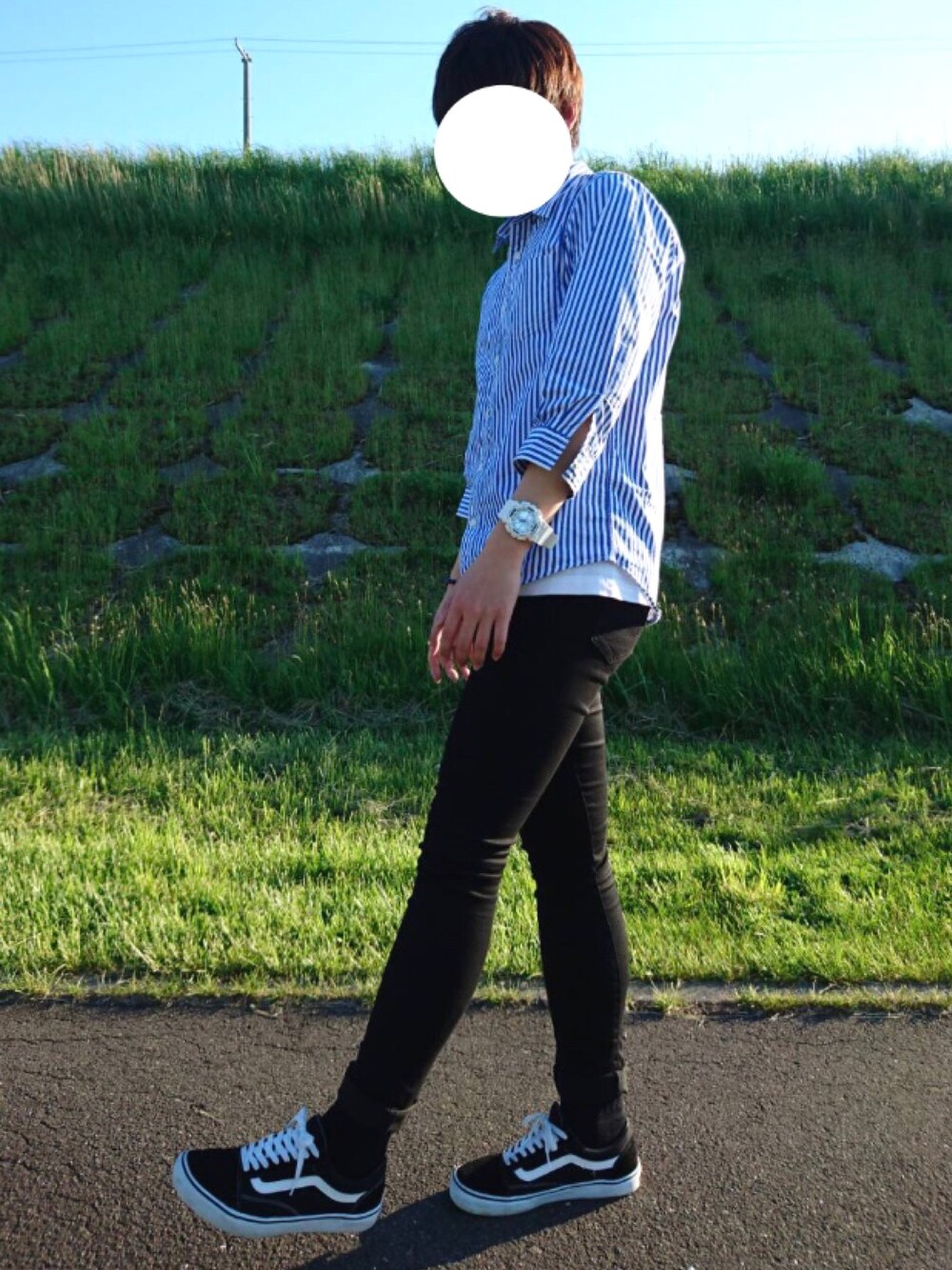 ブルー系のシャツ/ブラウス、ホワイト系のTシャツ/カットソー、ブラック系のデニムパンツを着用したメンズの春コーディネートの1枚目の写真