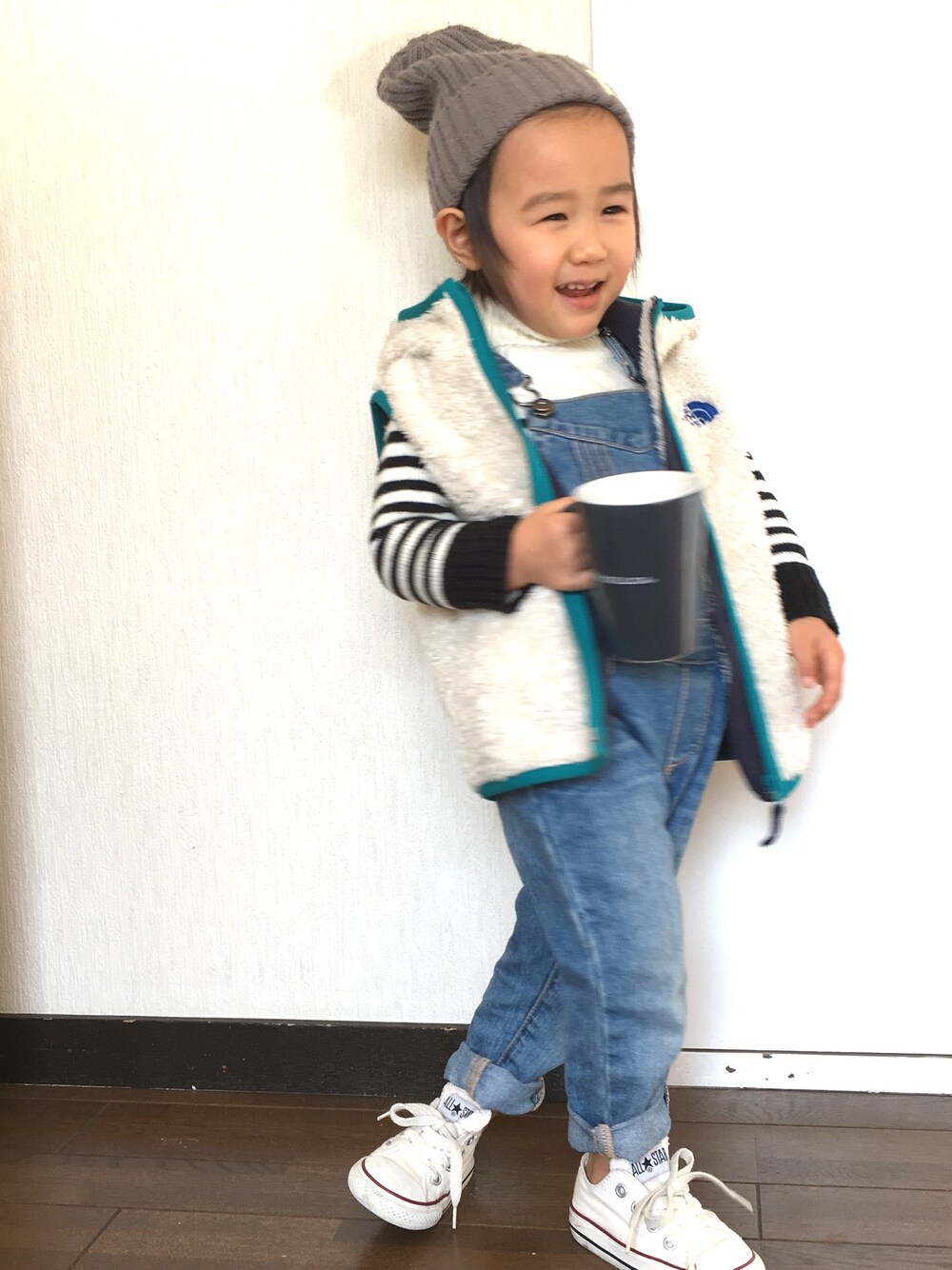 「キッズファッション、女の子、サロペット、フリース、フリースベスト、ノースフェイス、2歳、2歳4ヶ月」｜「THE NORTH FACEのアイテム（ベスト、ホワイト系）」を使った、Ayanさん（キッズ・90cm）の冬コーディネートの1枚目の写真