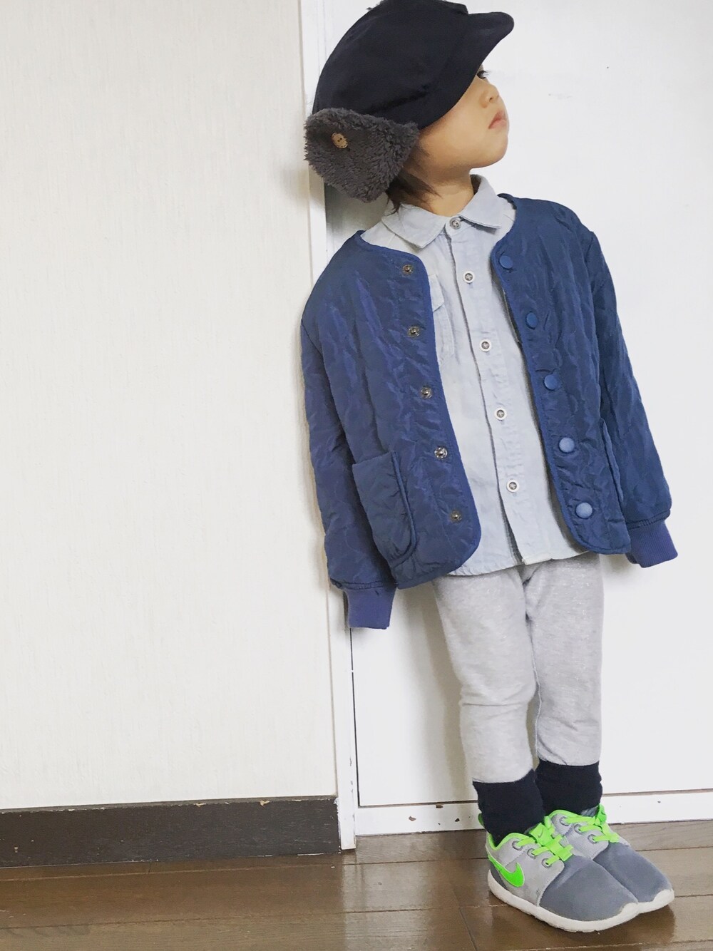 「カジュアル、シンプルコーデ、おんなのこ、NIKE、ライナージャケット、キルティングジャケット、フライトキャップ、パイロットキャップ」｜「NIKEのNIKE / ROSHE ONE TDV【SP】（スニーカー、ホワイト系）」を使った、Ayanさん（キッズ・90cm）の冬コーディネートの1枚目の写真