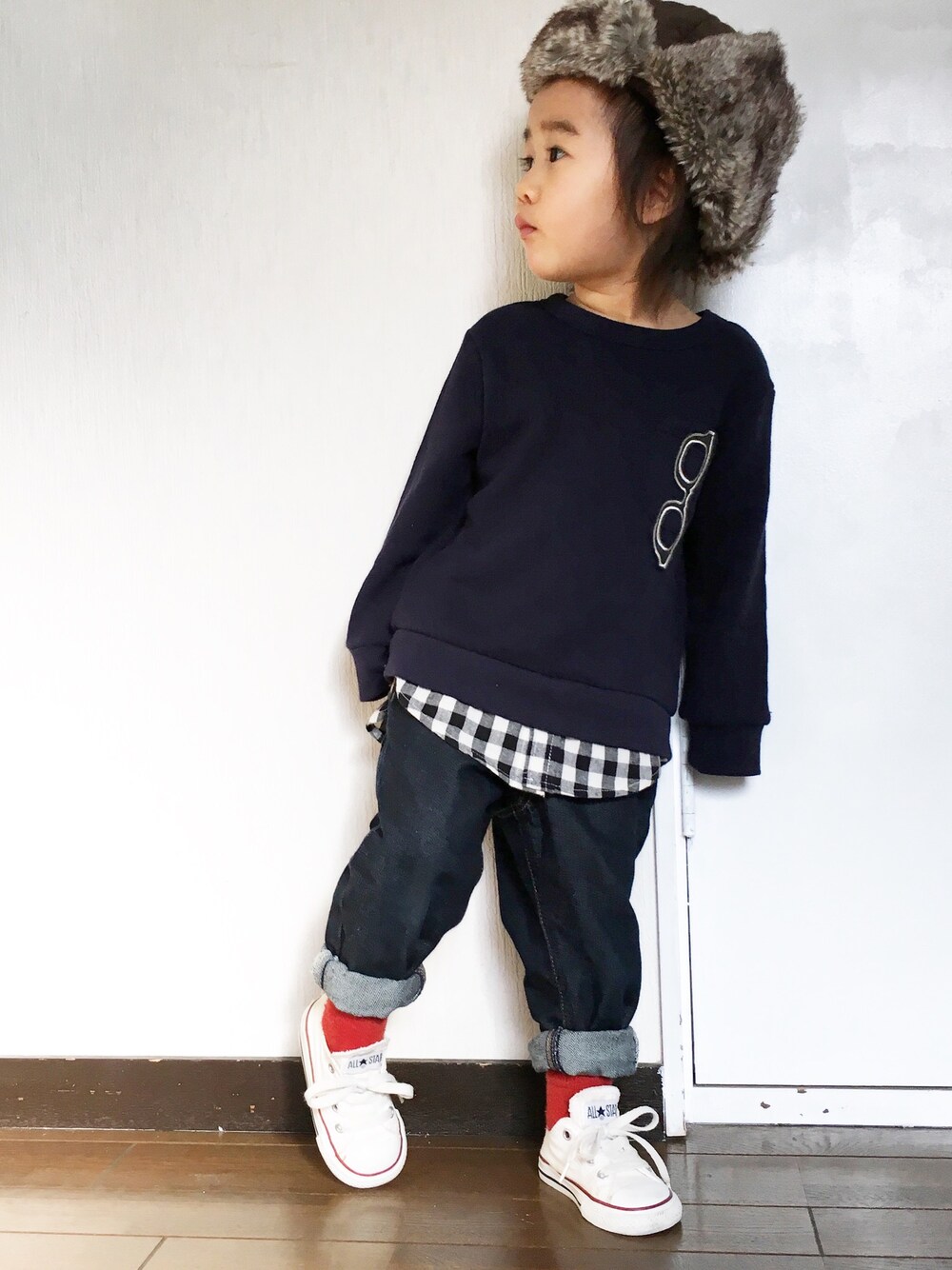 「キッズファッション、コンバース、カジュアル、デニム、2歳、女の子、フライトキャップ、パイロットキャップ」｜「petit mainのメガネワッペン付き裾チェック柄レイヤード風トレーナー（スウェット、ブルー系）」を使った、Ayanさん（キッズ・90cm）の冬コーディネートの1枚目の写真