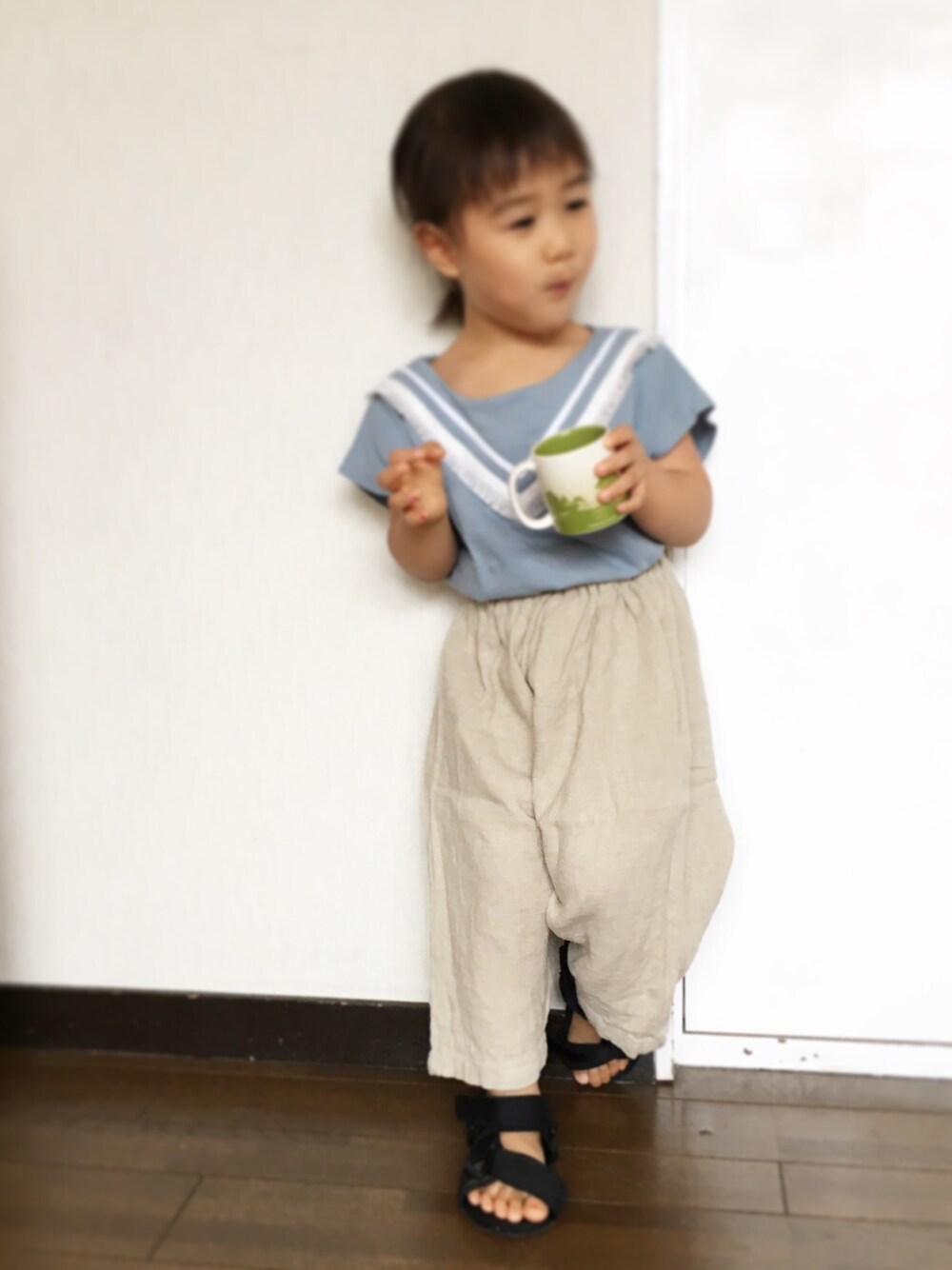 「韓国子供服、キッズファッション、シンプルコーデ、ゆるコーデ、ベージュパンツ、リネン、リネンパンツ、2歳、女の子」｜「西松屋のアイテム（サンダル、ブラック系）」を使った、Ayanさん（キッズ・90cm）の夏コーディネートの1枚目の写真