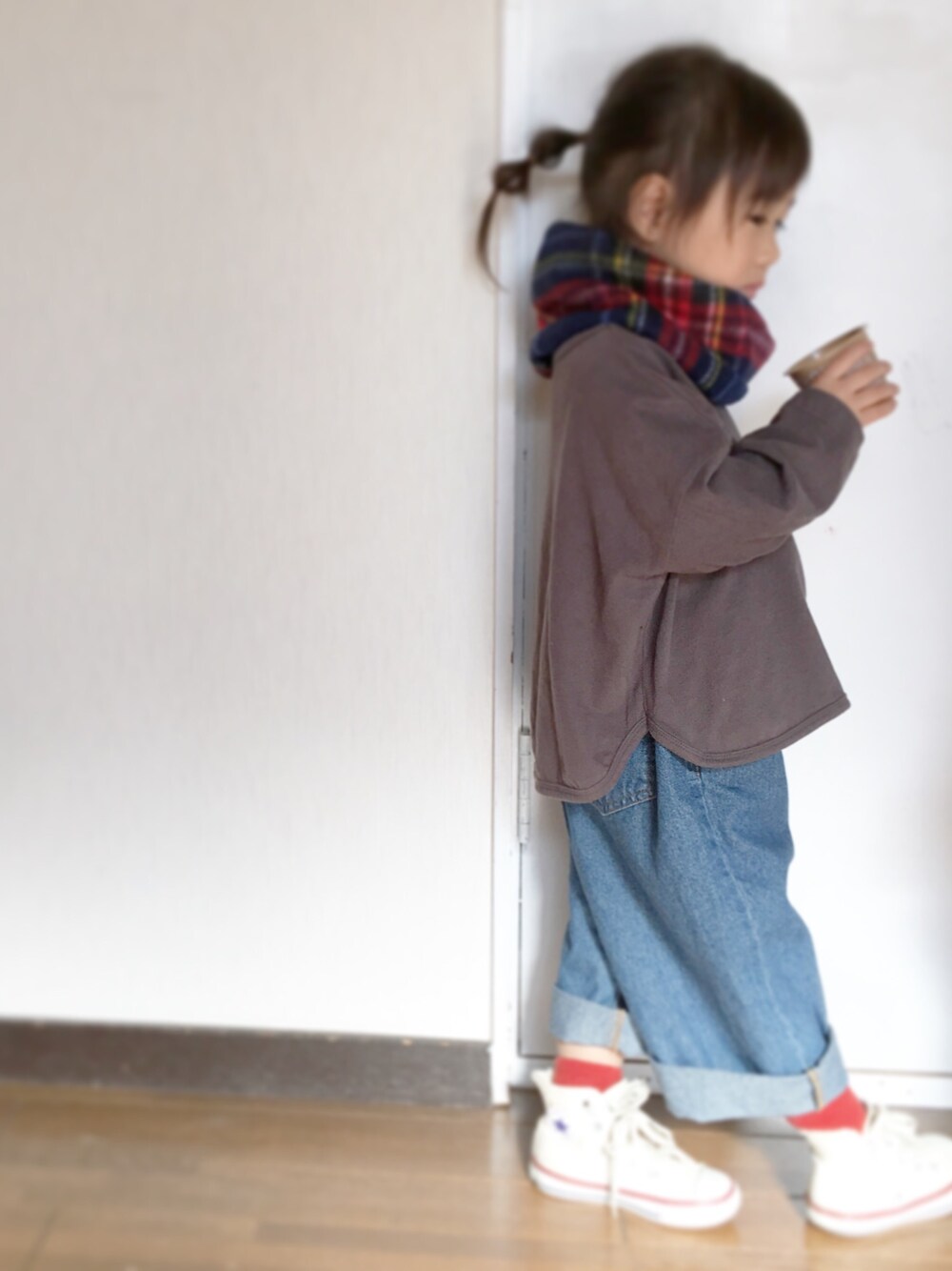 「女の子、キッズコーデ、韓国子供服、3歳、monmimi、靴下、靴下×スニーカー、たまねぎヘアー、ハイカットスニーカー」｜「CONVERSEのconverse(コンバース) CHILD ALL STAR N Z HI(チャイルドオールスターNZHI)（スニーカー、ホワイト系）」を使った、Ayanさん（キッズ・90cm）の秋コーディネートの1枚目の写真