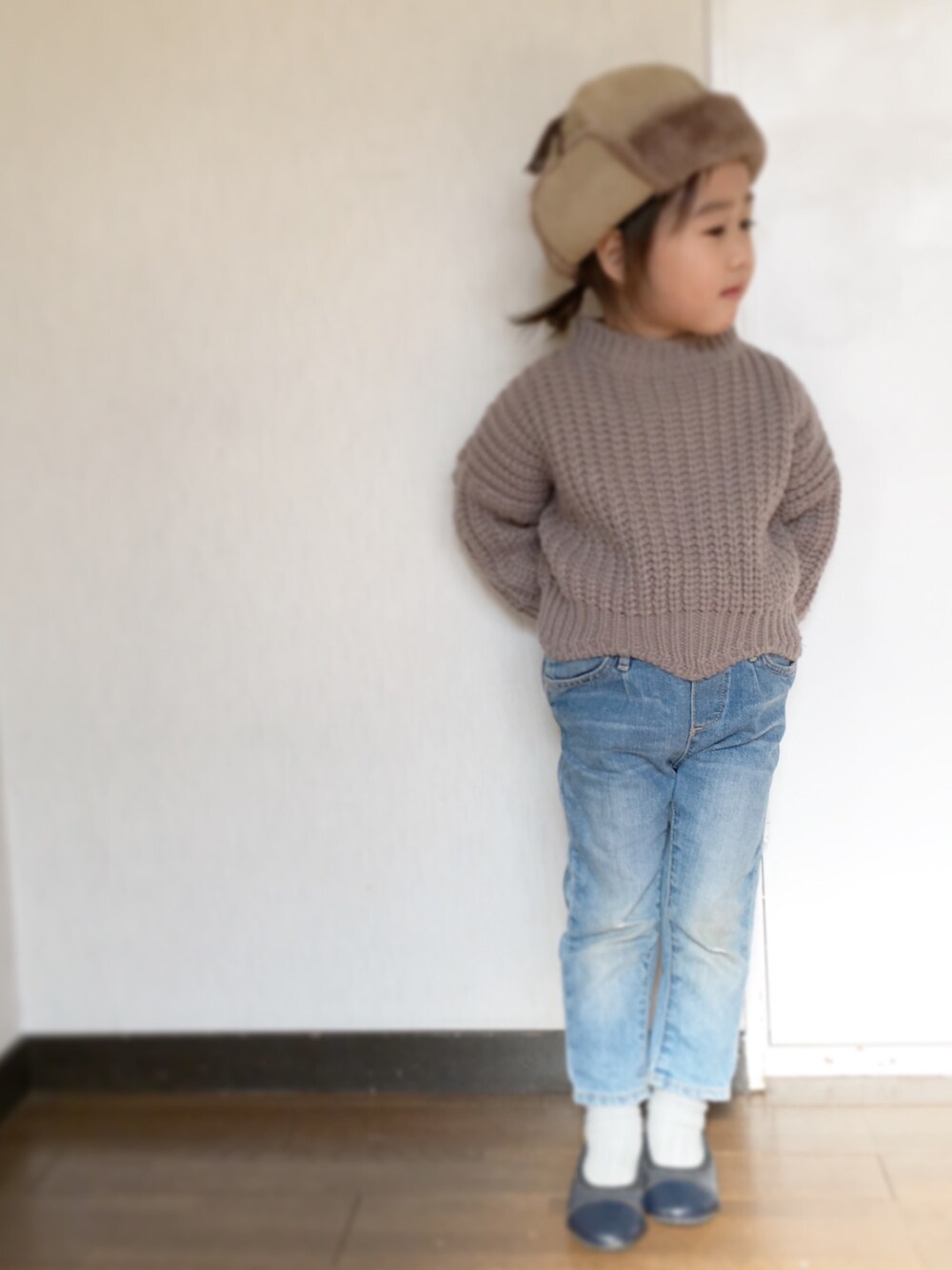 「キッズファッション、シンプルコーデ、おんなのこ、女の子コーデ、パイロットキャップ、フライトキャップ、靴下 パンプス」｜「monmimiのアイテム（ニット/セーター、ベージュ系）」を使った、Ayanさん（キッズ・100cm）の冬コーディネートの1枚目の写真