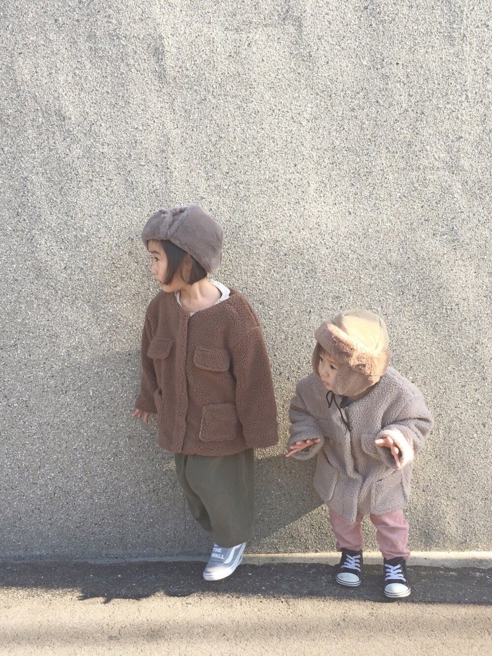 「おんなのこ、姉妹コーデ、姉妹、ボアコート、バンズ、オールドスクール、フライトキャップ、ファー小物、ラップパンツ、コーデュロイパンツ」｜「韓国子供服のアイテム（ジャケット/アウター、ブラウン系）」を使った、Ayanさん（キッズ・90cm）の冬コーディネートの1枚目の写真