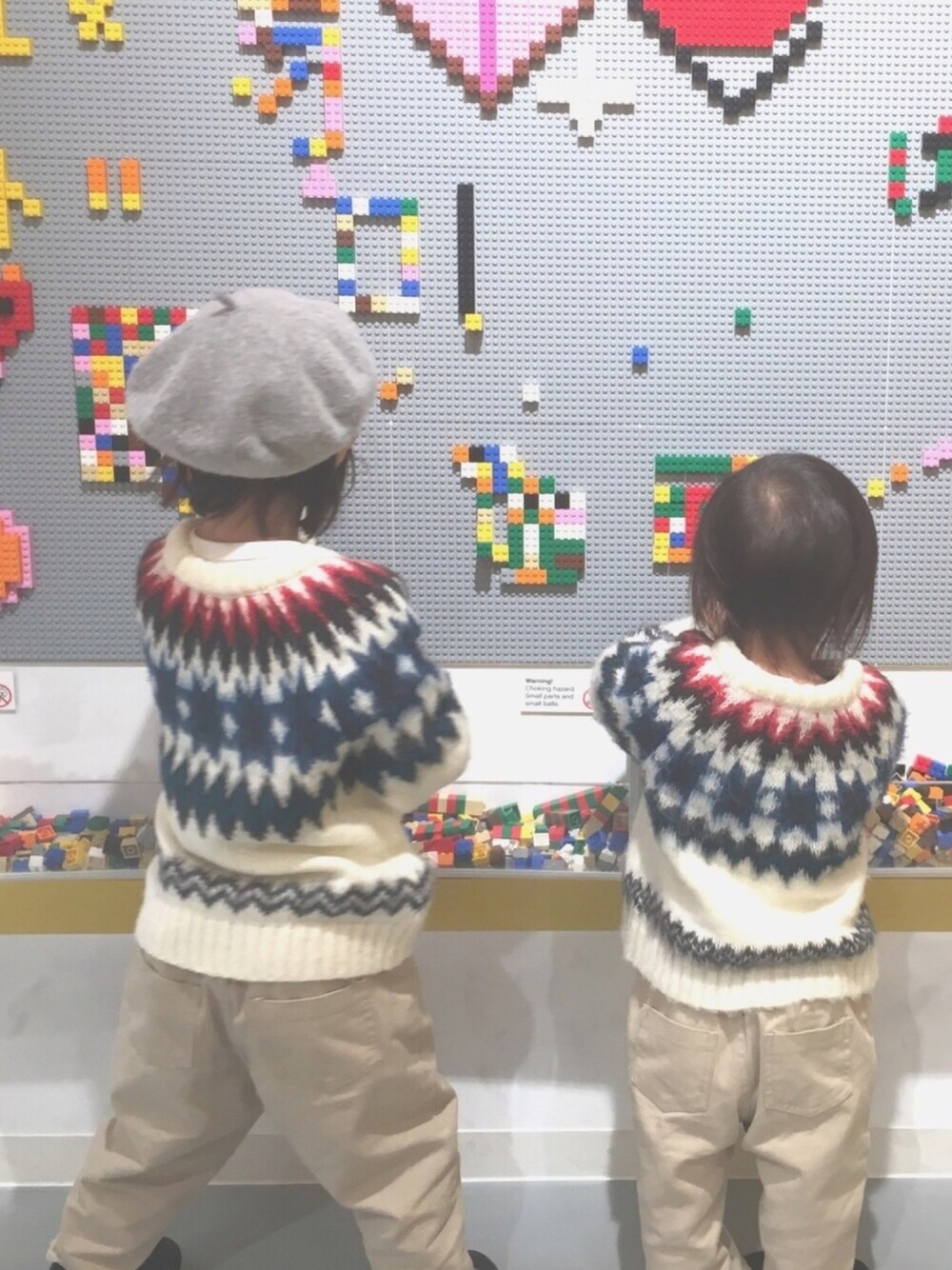 「ベレー帽、女の子、姉妹コーデ、ノルディック柄、ノルディックセーター、2歳、4歳、姉妹オソロ、ボーイッシュ、薄毛ちゃん」｜「VANSのキッズ VANS ヴァンズ SK8-HI スケートハイ V38CJ M.BLACK（スニーカー、ブラック系）」を使った、Ayanさん（キッズ・90cm）の冬コーディネートの1枚目の写真