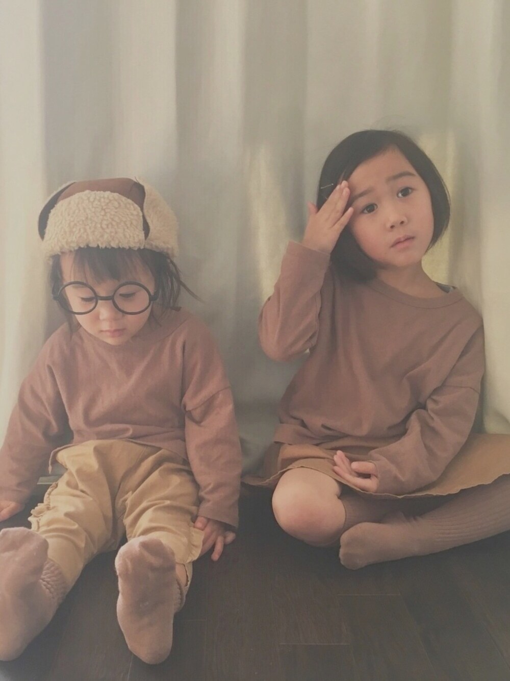 「チョコ色に染まれ、ワントーンコーデ、サルエルパンツ、おそろいコーデ、ゆるコーデ、おしゃれさんと繋がりたい、姉妹コーデ、ボアキャップ、フライトキャップ、めがね」｜「coenの【coen キッズ / ジュニア】ツイルバイオスカパン/キュロットスカート/スカッツ(100～150cm)（スカート、ベージュ系）」を使った、Ayanさん（キッズ・100cm）の冬コーディネートの1枚目の写真