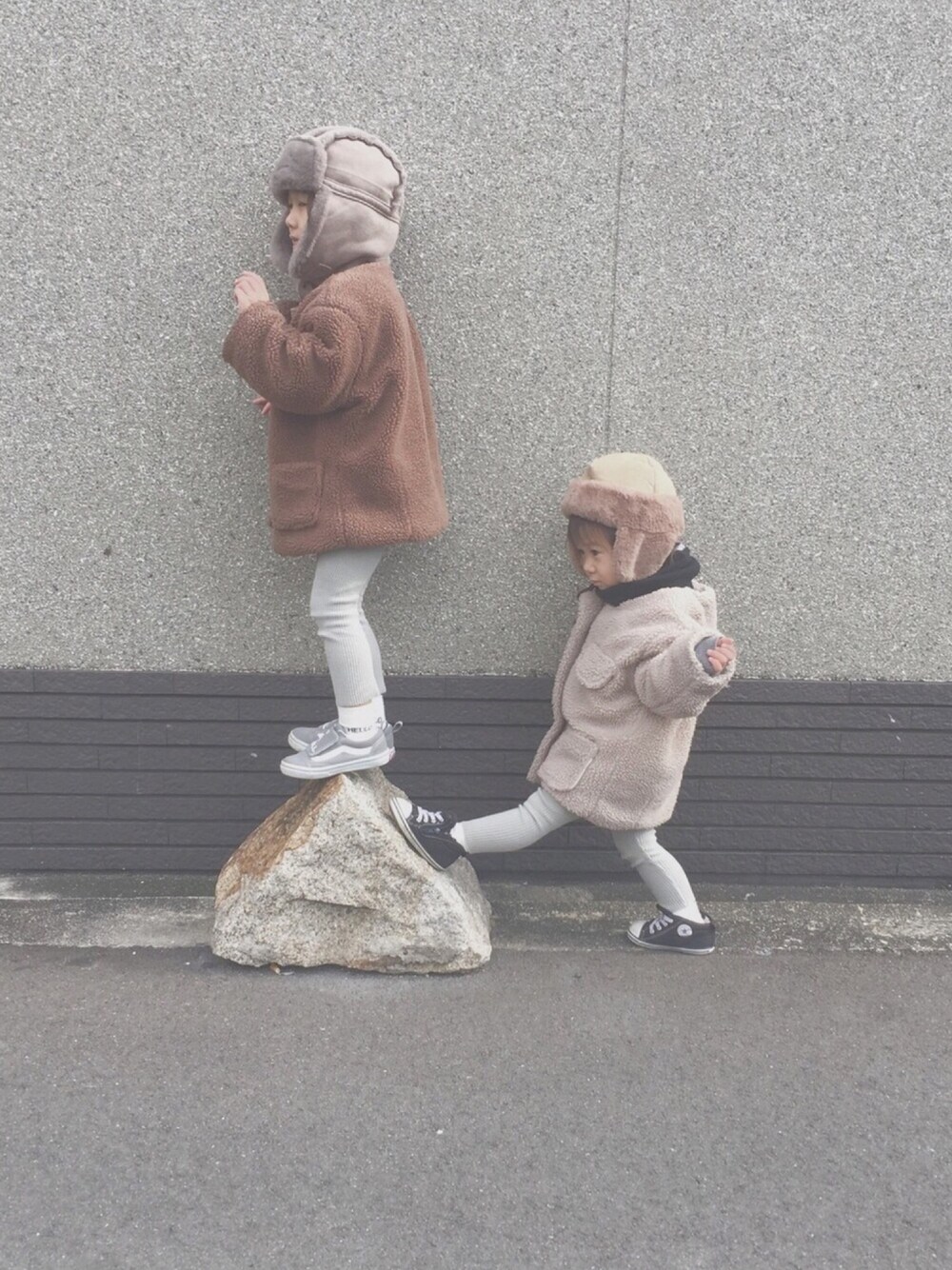 「チョコ色に染まれ、おしゃれさんと繋がりたい、ootd、4歳、リブレギンス、フライトキャップ、ボア、姉妹コーデ、あったかコーデ、オールドスクール」｜「CIAOPANIC TYPYの【ママとおそろい】フェイクムートンフライトキャップ（キャップ、グレー系）」を使った、Ayanさん（キッズ・100cm）の冬コーディネートの1枚目の写真