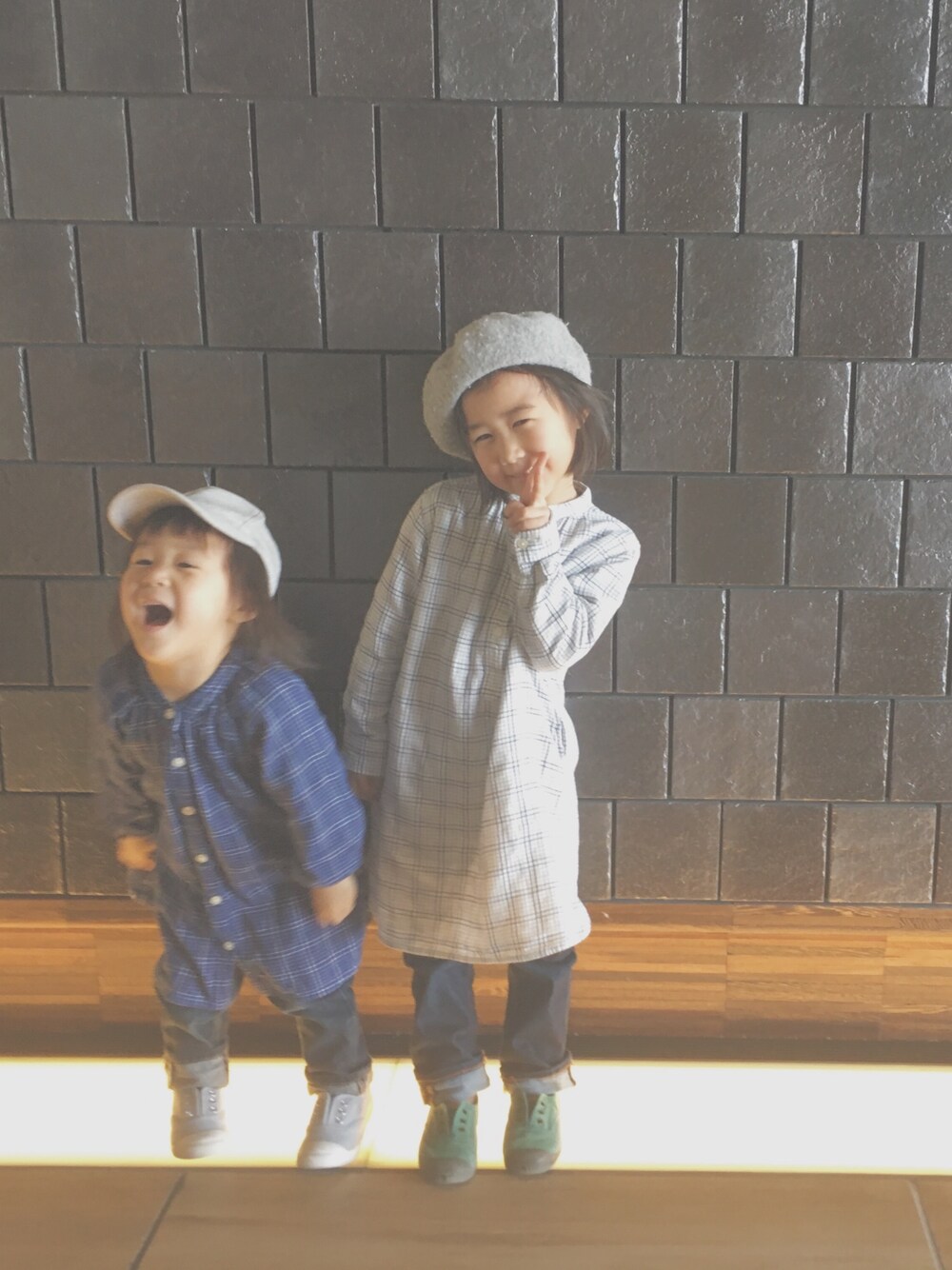 「シンプル、無印良品、ベレー帽、キャップ、シエンタ、姉妹コーデ、シャツワンピ、デッキシューズ、おしゃれさんと繋がりたい、春コーデ」｜「無印良品のアイテム（シャツワンピース、ホワイト系）」を使った、Ayanさん（キッズ・100cm）の春コーディネートの1枚目の写真