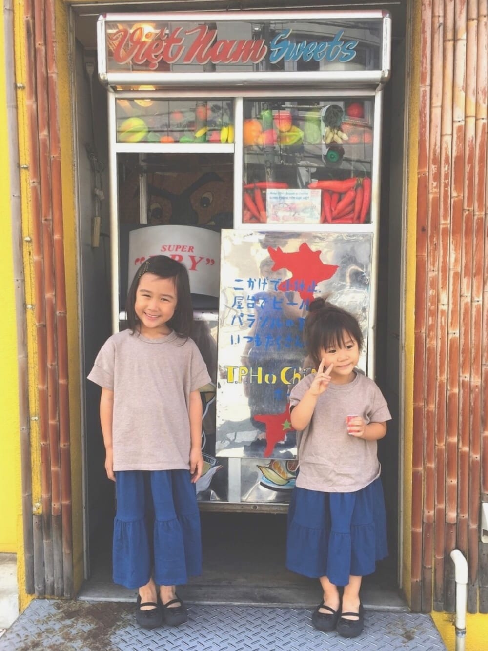 「夏コーデ、女の子、summer、姉妹コーデ、ティアードワンピース、ティアード、クロックス、プチプラ、ロングスカート、kids」｜「crocsのアイテム（シューズ、ブラック系）」を使った、Ayanさん（キッズ・100cm）の夏コーディネートの1枚目の写真