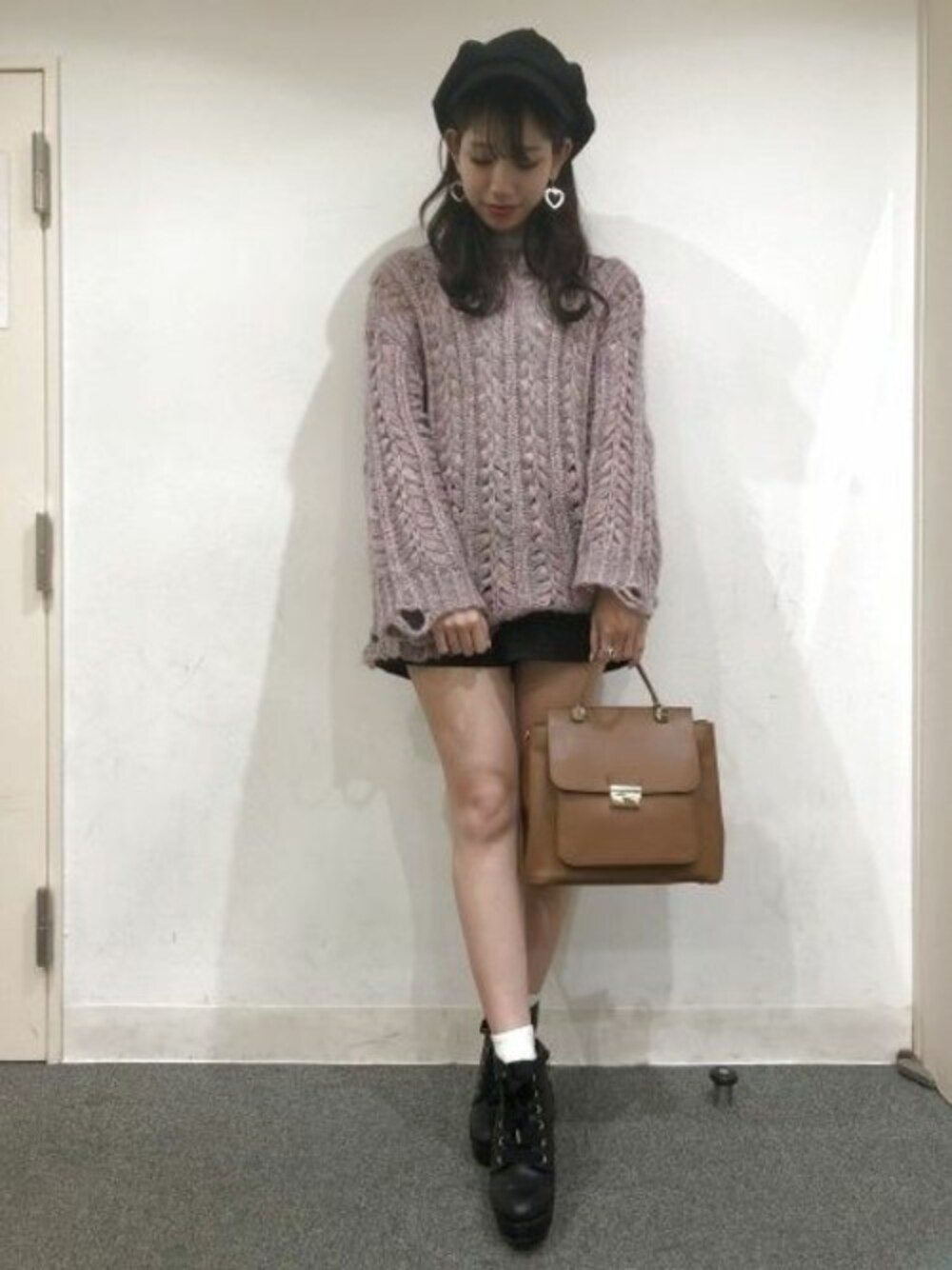「ニット、ビッグシルエット、カジュアル、ショートパンツ、へザー、Heather、フェミニン、ソデフレア」｜「Heatherのレインボー＊ハリヌキニット 780895（ニット/セーター、ピンク系）」を使った、あきりんさん（レディース・163cm）の冬コーディネートの1枚目の写真