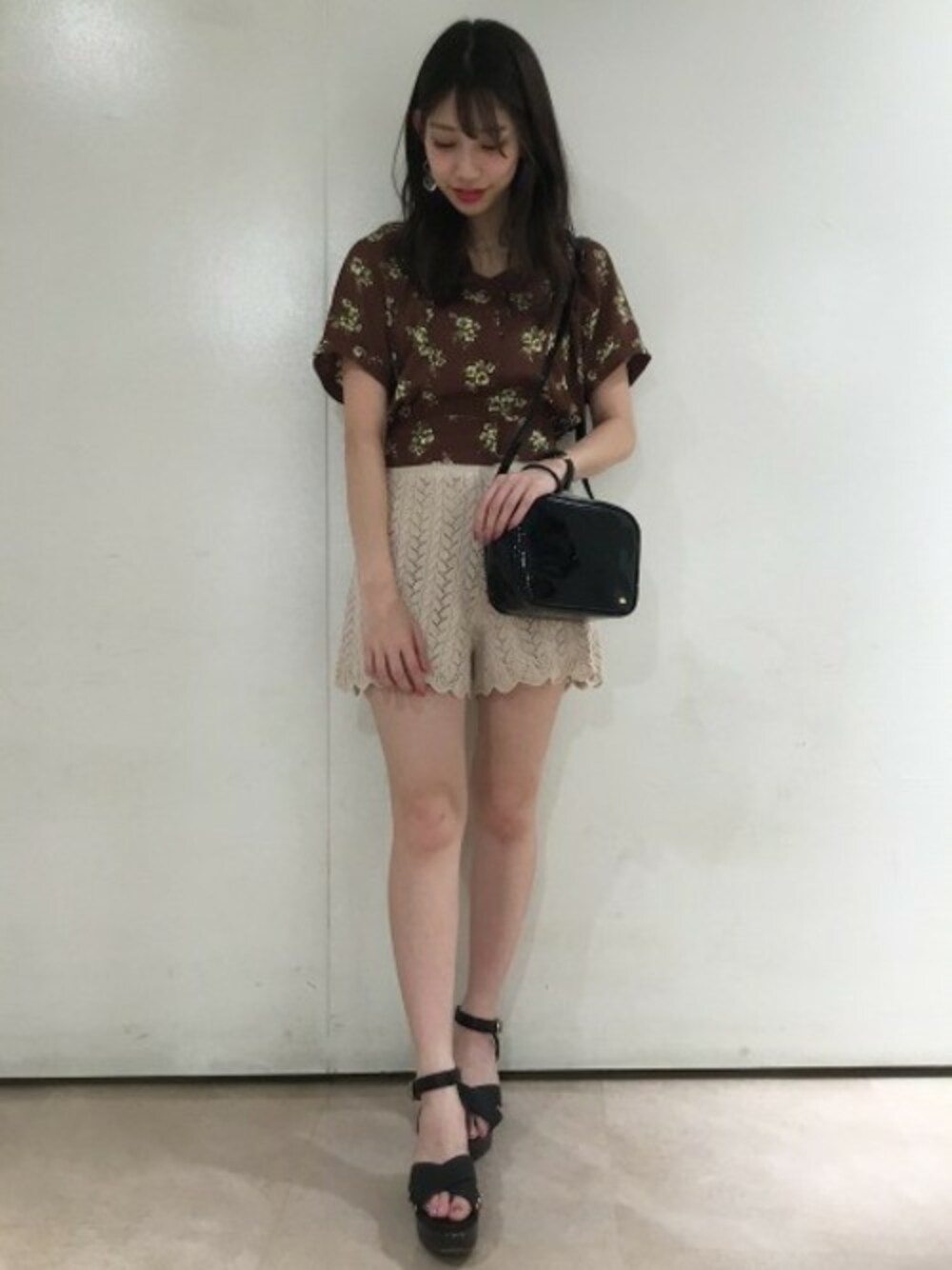 「ショルダーバッグ、ヴィンテージ、Heather、ニットパンツ、厚底サンダル、花柄ブラウス、透かしニット、ニットショートパンツ、ハートネック」｜「Heatherのアツゾコクロスサンダル　783470（サンダル、ブラック系）」を使った、あきりんさん（レディース・163cm）の夏コーディネートの1枚目の写真