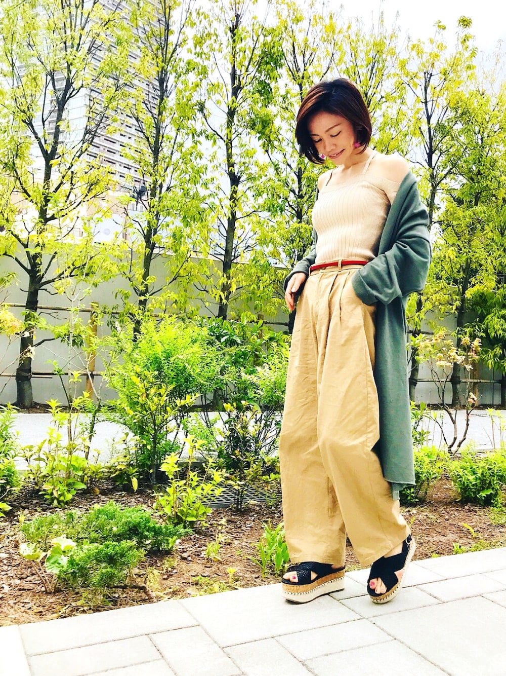 「大人カジュアル、パンツスタイル、ワイドパンツ、チノパンツ、ベージュコーデ、公園スタイル、ガウンコート、ウェッジソール、ZARA、GU」｜「GUのアイテム（ピアス（両耳用）、パープル系）」を使った、sayuさん（レディース・164cm）の春コーディネートの1枚目の写真