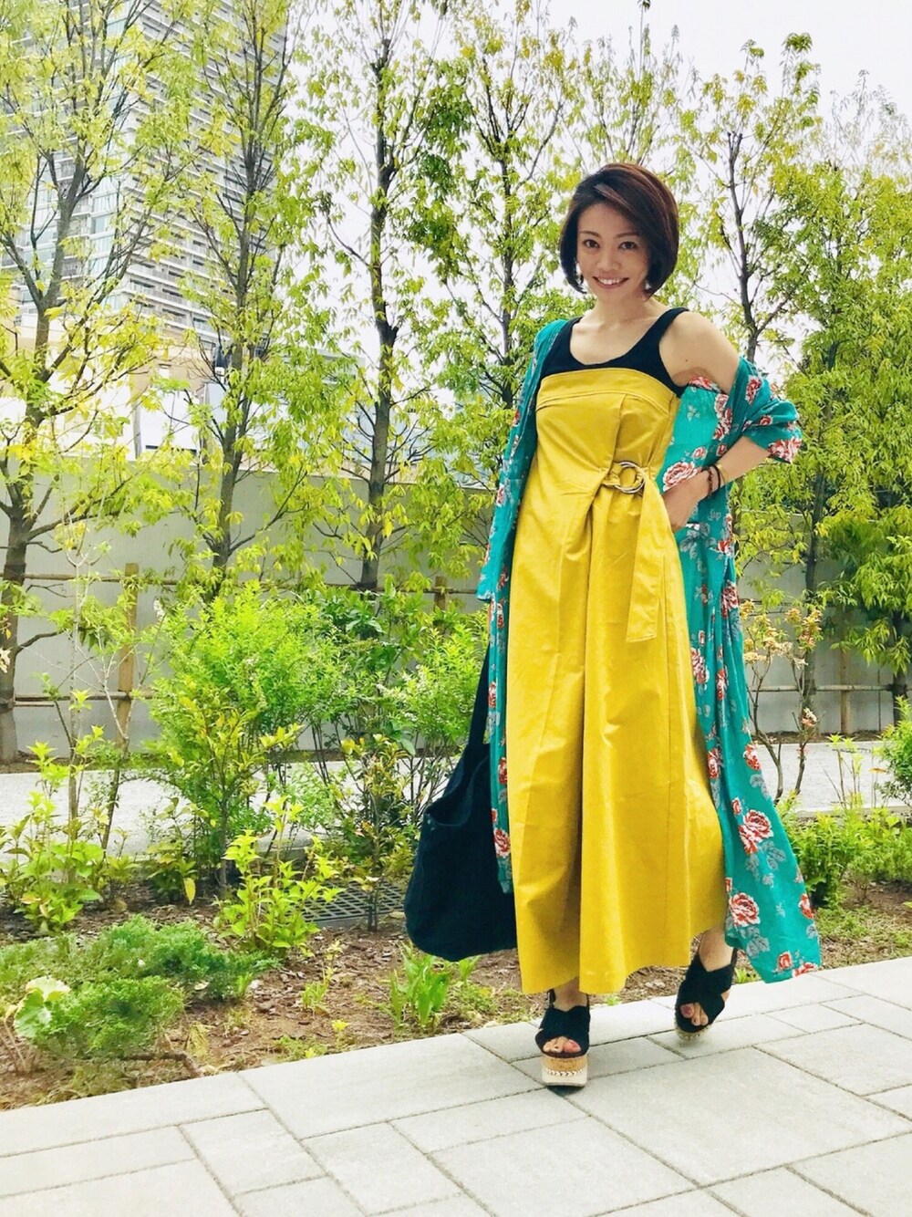 「カジュアルコーデ、ママコーデ、オールインワン、サロペット、シャツワンピース、春ワンピース、ウェッジソール、ラクチンコーデ、ママバッグ」｜「MANGOのアイテム（ピアス（両耳用）、ブラック系）」を使った、sayuさん（レディース・164cm）の春コーディネートの1枚目の写真