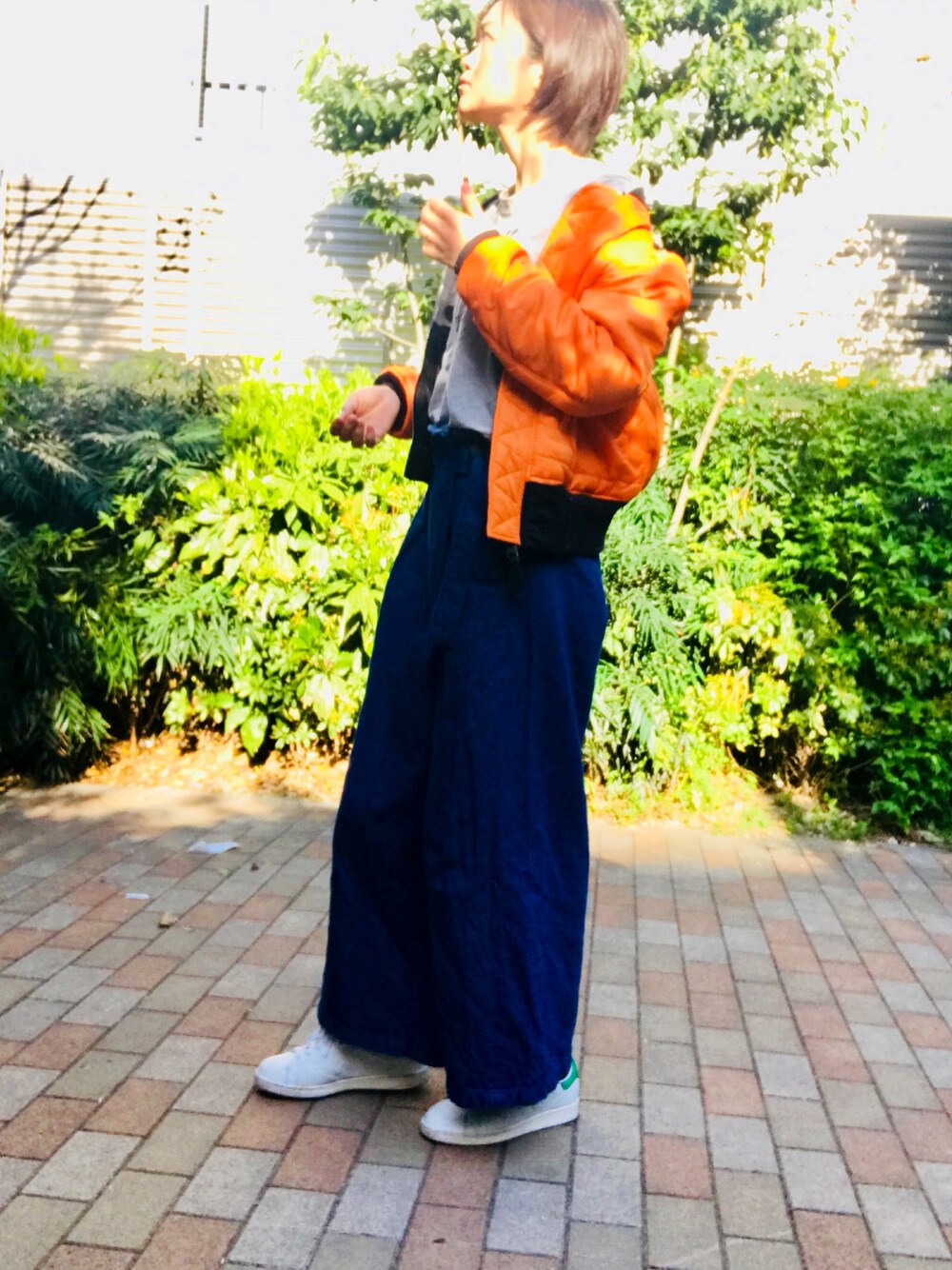 「MA-1、ワイドデニム、ワイドパンツ、ボーイズライク、チャンピオンスウェット、AVIREX、Champion、stan smith、ママファッション、ショートヘア」｜「NOLLEY’Sの【With3月号掲載】デニムラップパンツ（デニムパンツ、ブルー系）」を使った、sayuさん（レディース・164cm）の春コーディネートの1枚目の写真